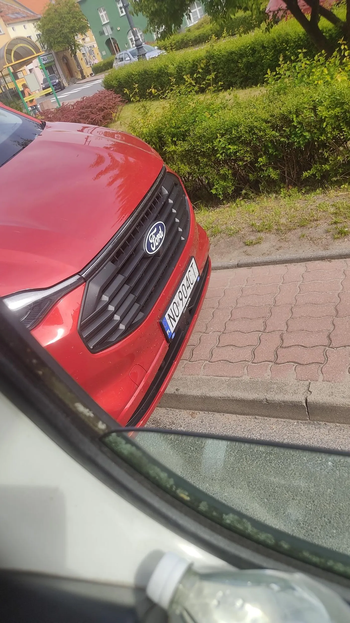 Tak się parkuje na chodnikach w Mrągowie