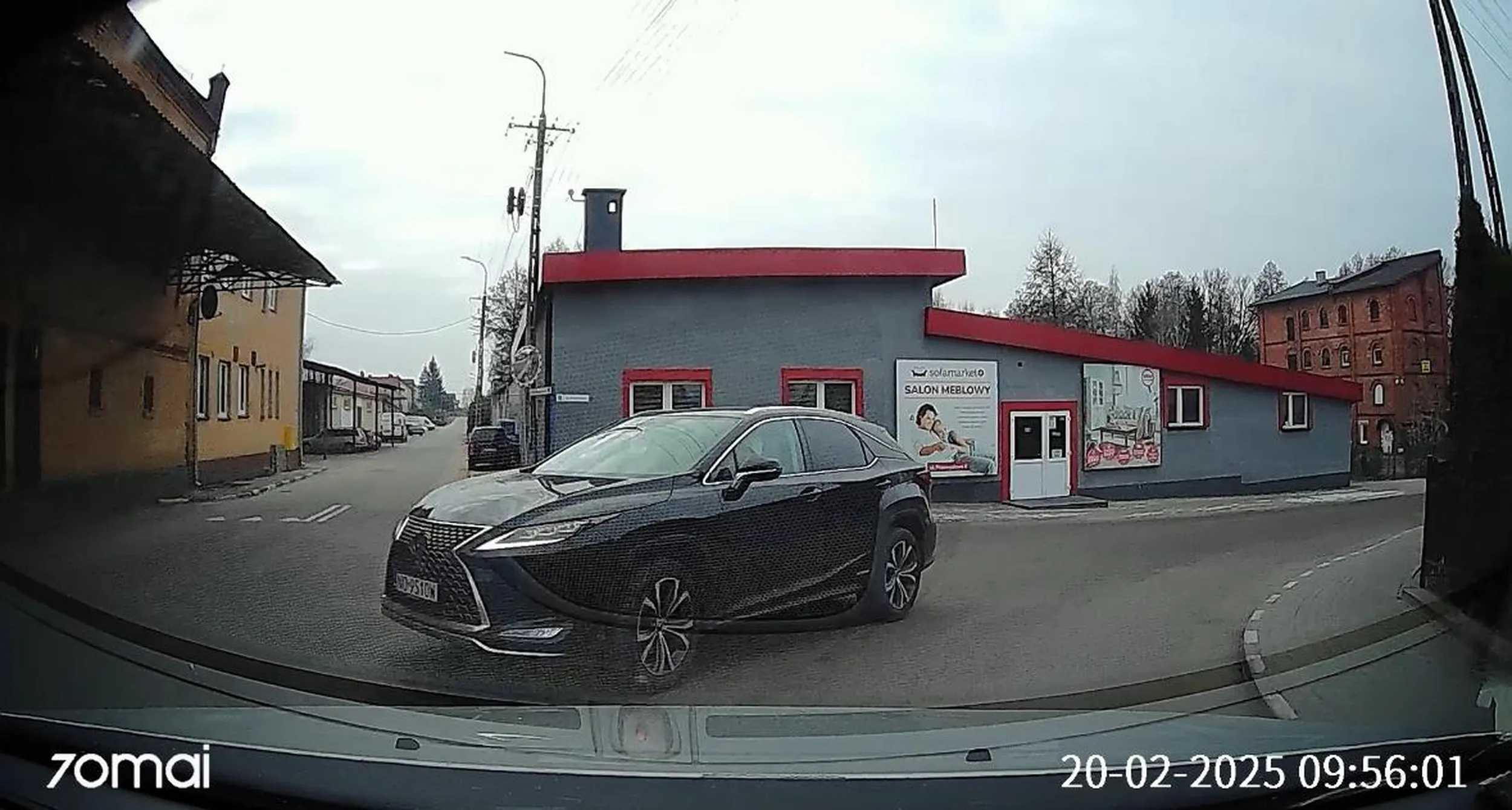 Skrzyżowanie ogromne, ale i tak trzeba jechać pod prąd na czołówkę. Jak masz już samochód to zrób jeszcze prawo jazdy :)