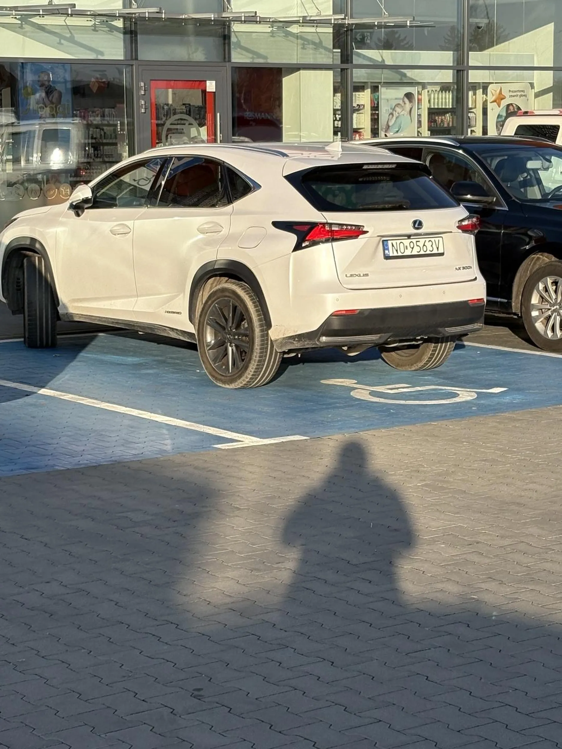 Parkowanie na kopercie bez identyfikatora.