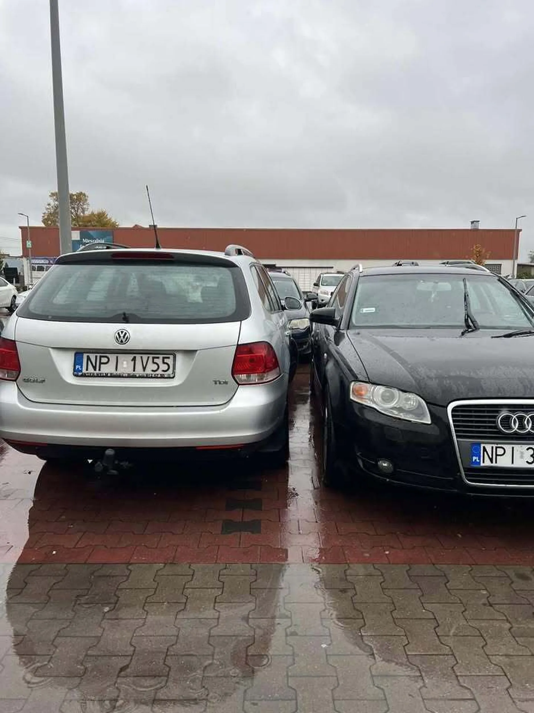 "Brawo kierowco VW Golfa za zaparkowanie! Szkoda, że obok Ciebie nikt nie stanął w taki sam sposób" - NPI 1V55