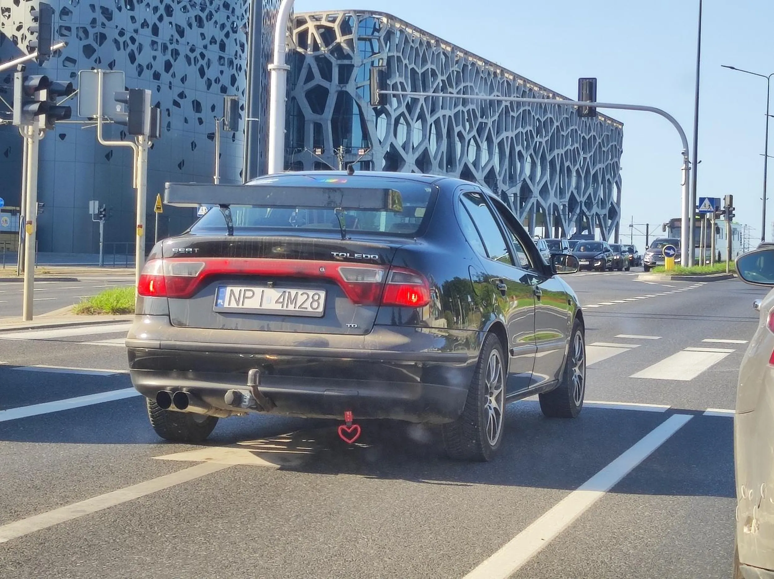 Chopie oddaj ten kwietnik mamie co sobie na klapę przykreciles i już nie rob wstydu na wsi. Lepiej klimę napraw