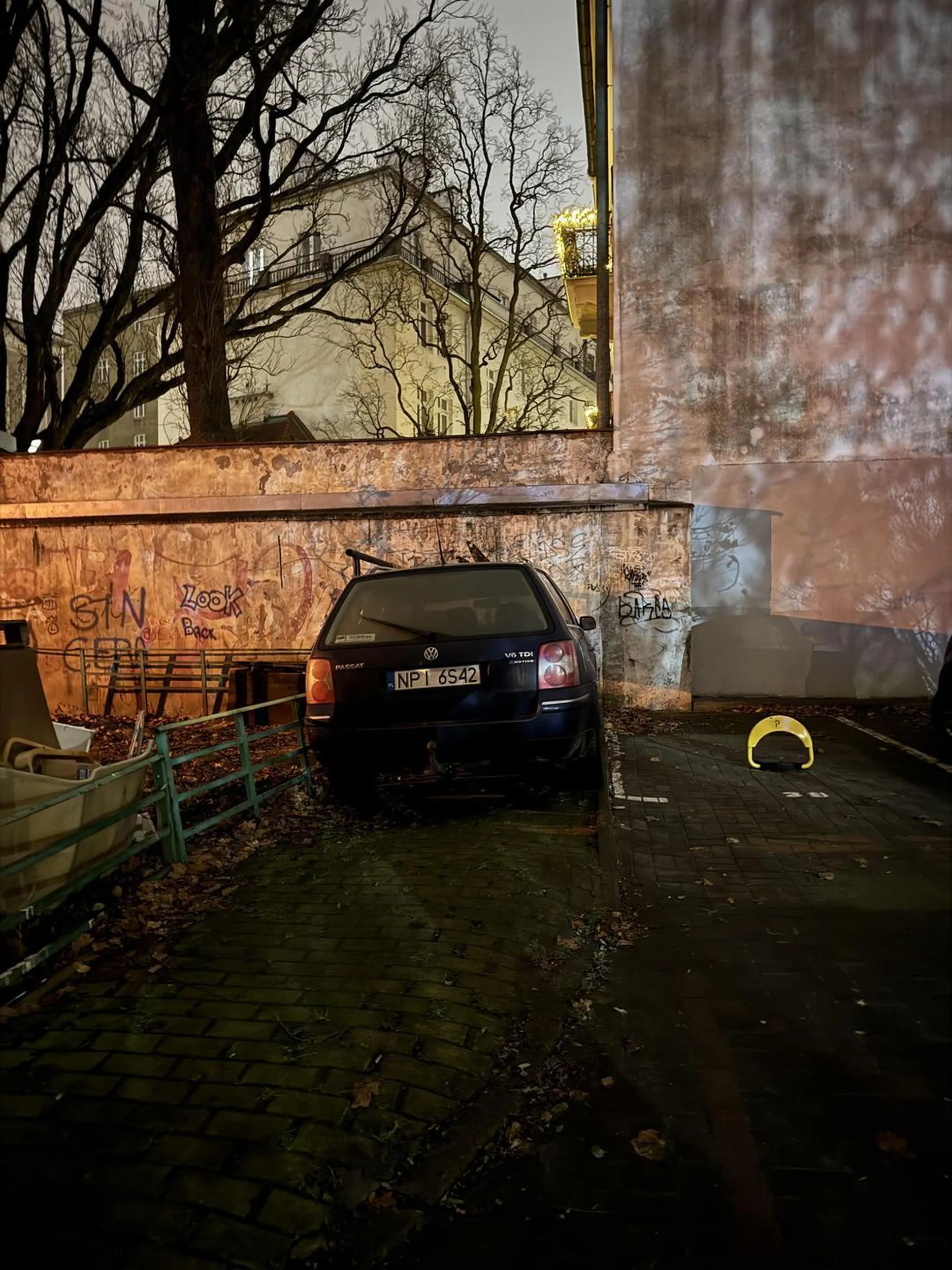 Brak dostępu do chodnika, zalecam przypomnieć sobie przepisy :D