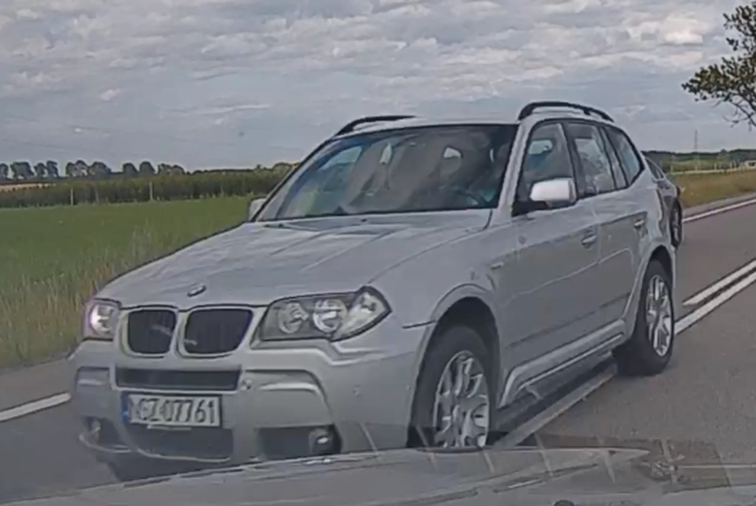 stroniący od inteligencji woźnica wozu marki bmw, wyprzedza na czołówkę. ps. udław się