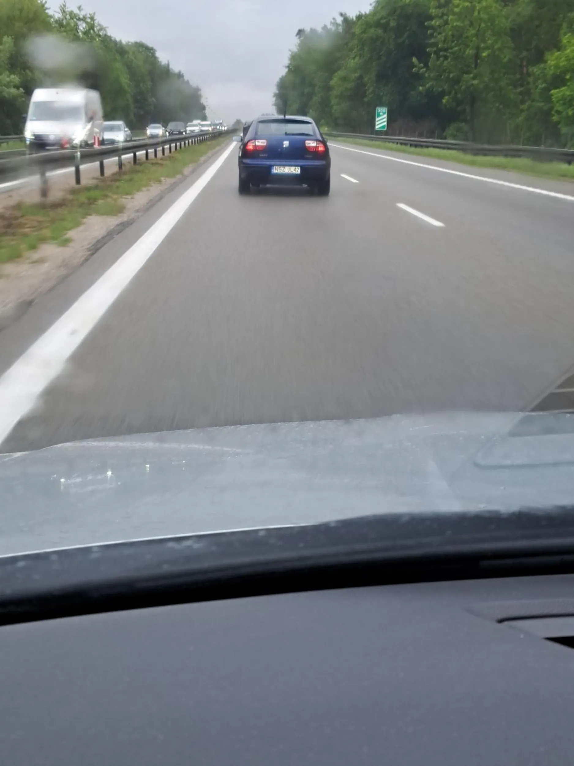 Nie patrzy w lusterka tym gratem i blokuje lewy pas