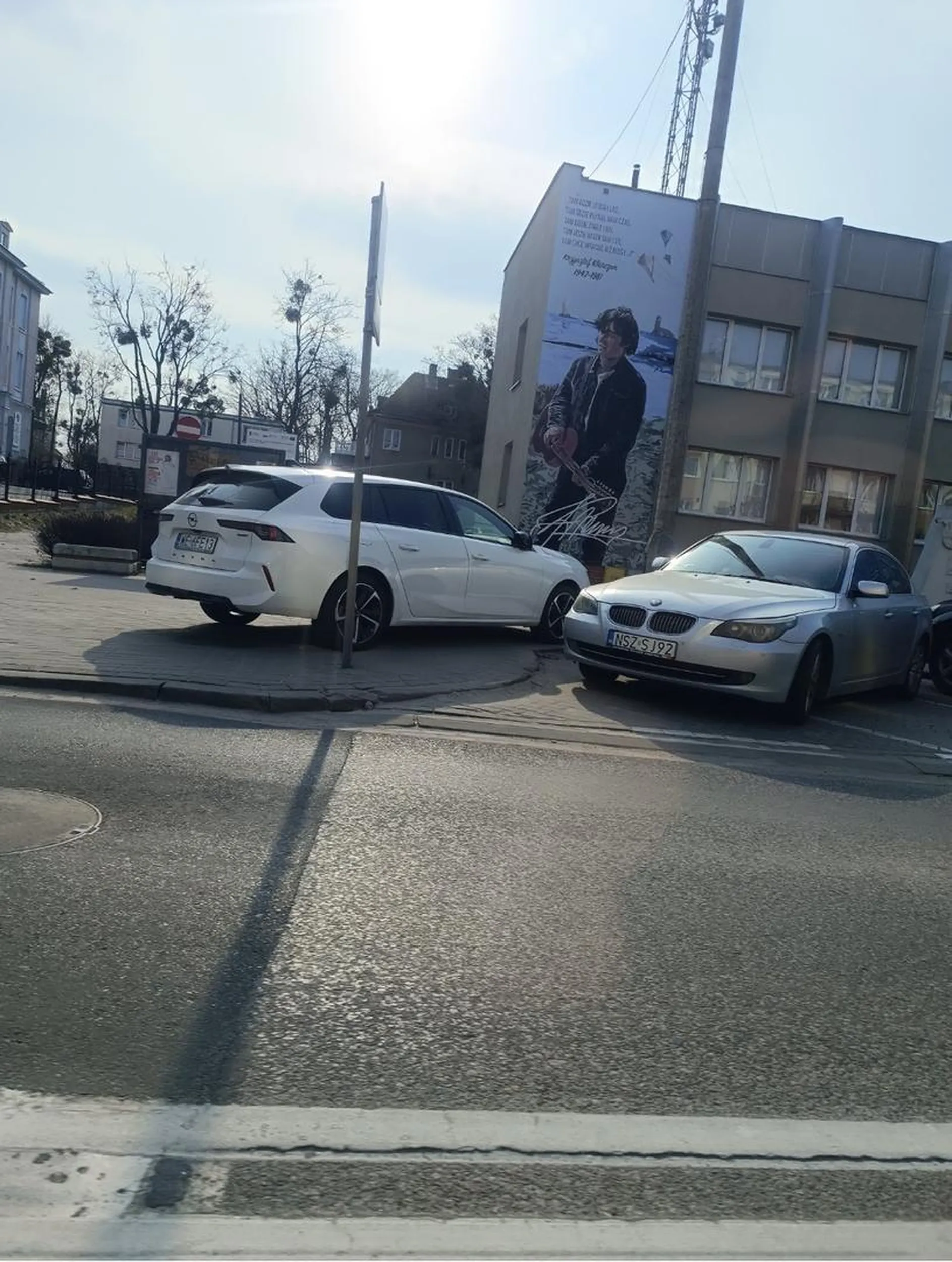 Marka zobowiązuje? Ja rozumiem żeby to było nowe BMW ale to jest stary strup xD