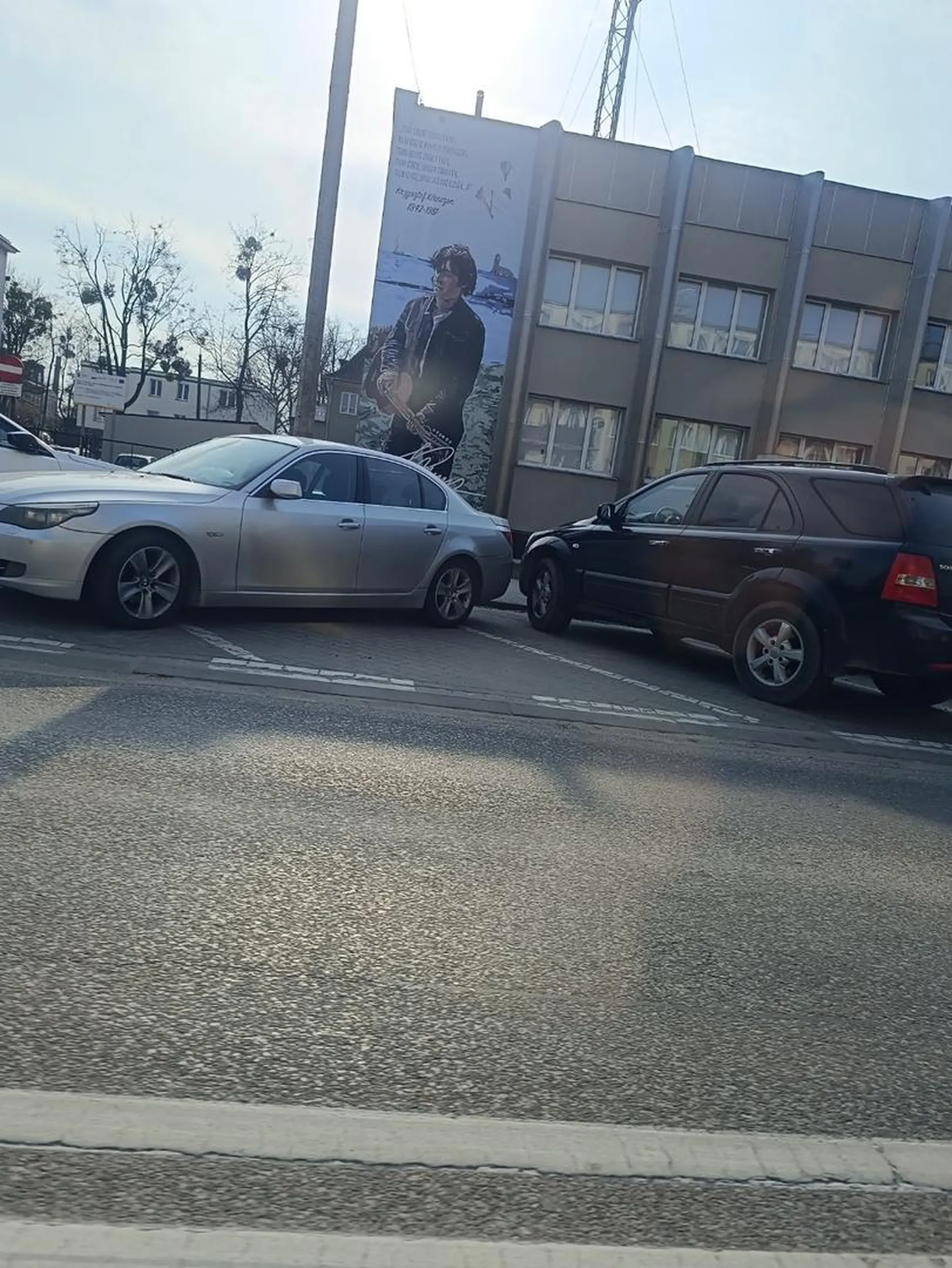 Marka zobowiązuje? Ja rozumiem żeby to było nowe BMW ale to jest stary strup xD