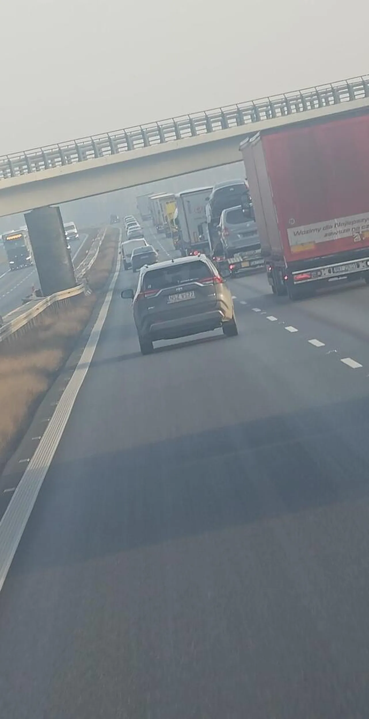 Niespełniony milicjant zajeżdża drogę ciężarówką grozi palcem i pokazuje faka