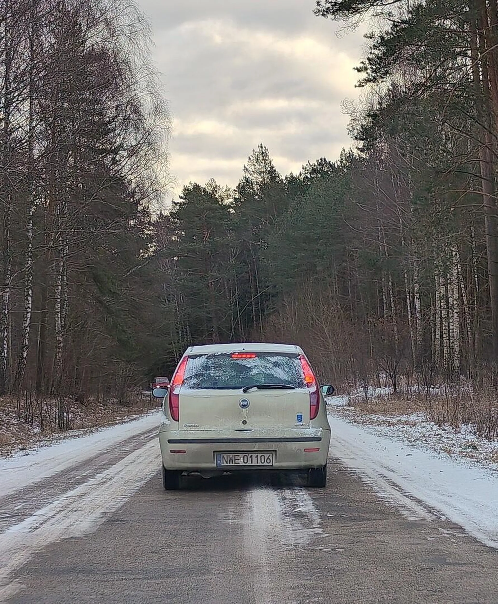Chłop przed chwilą urwał lusterko o drzewo bo temu się nie chciało z zjechać na swój pas, jedzie środkiem jak dziad.