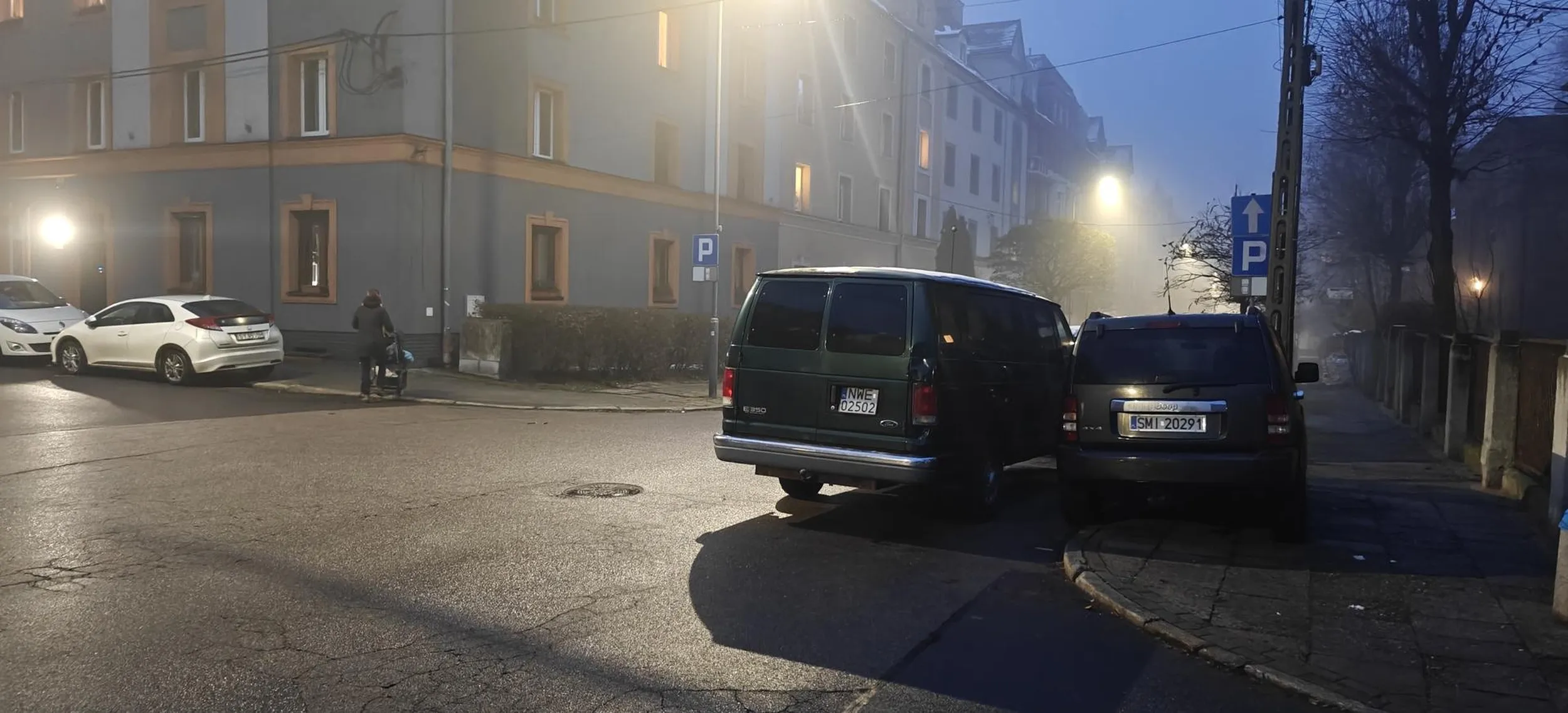 Regularnie, niepoprawnie parkuje ten swój amerykański autobus w Bytomiu na środku skrzyżowania Oświęcimskiej i Grottgera.