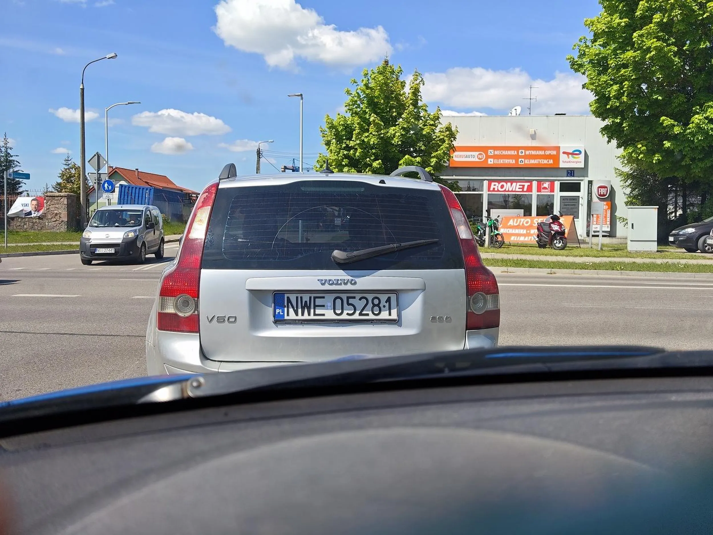 Lewoskręt w Giżycku chłopa przerósł. Najpierw stał 5 minut i czekał na oklaski, po czym jak już ruszył to prosto w chłopa co z naprzeciwka jechał prosto.