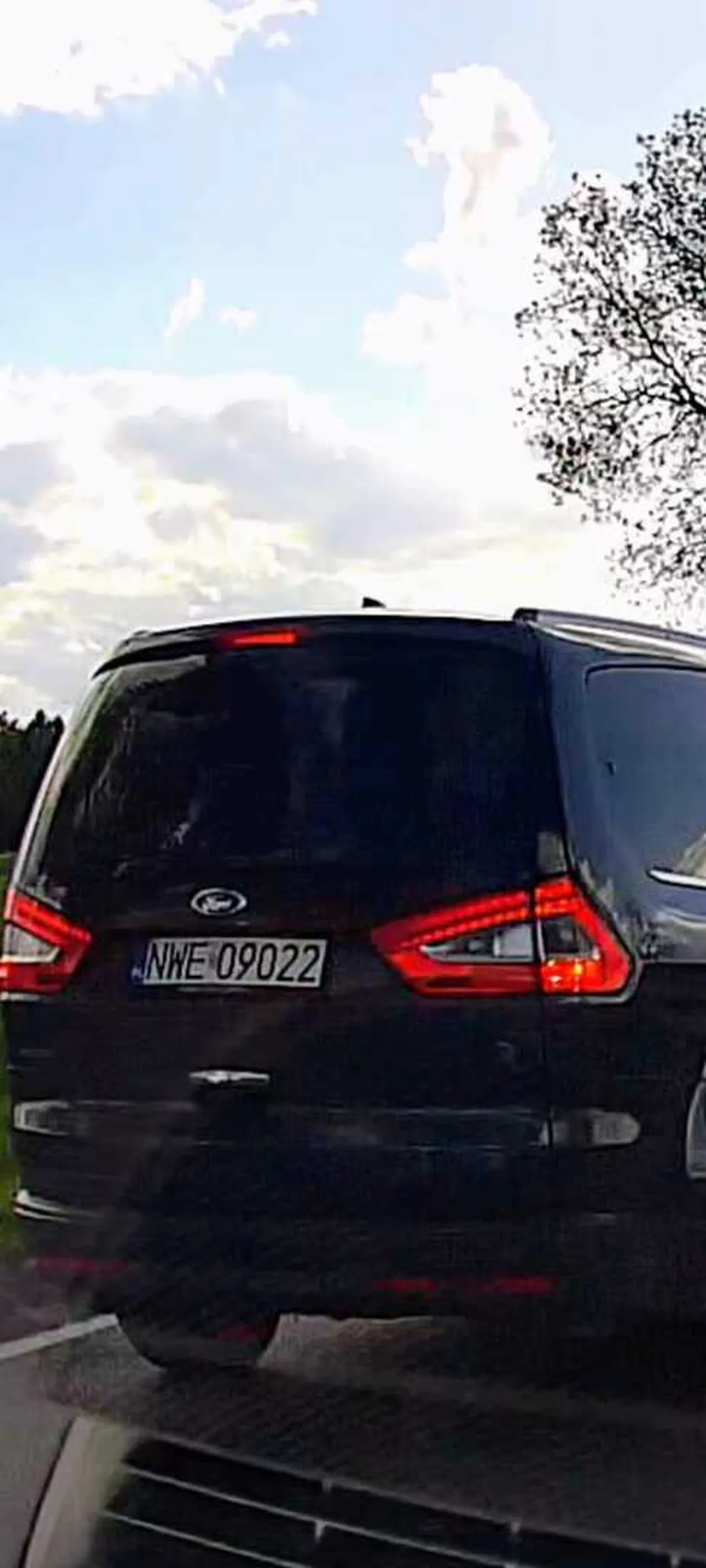 zwalniając i zbliżając się do światła czerwonego na ruchu wahadłowym, zauważyłem że kierowca Forda wyprzedza (co widać na nagraniu z tylnej kamery) samochód jadący za mną, moje auto i auto widoczne przede mną - po czym z pełną prędkością wjeżdża na czerwonym świetle na ruchy wahadłowym. Na szczęście dla innych użytkowników światło zmieniło się dla naszego toru jazdy na zielone ale DOPIERO PO PRZEJECHANIU przez FORDA. Sprawa zgłoszona na policję. https://www.transfernow.net/dl/20250506HHbLK6m6