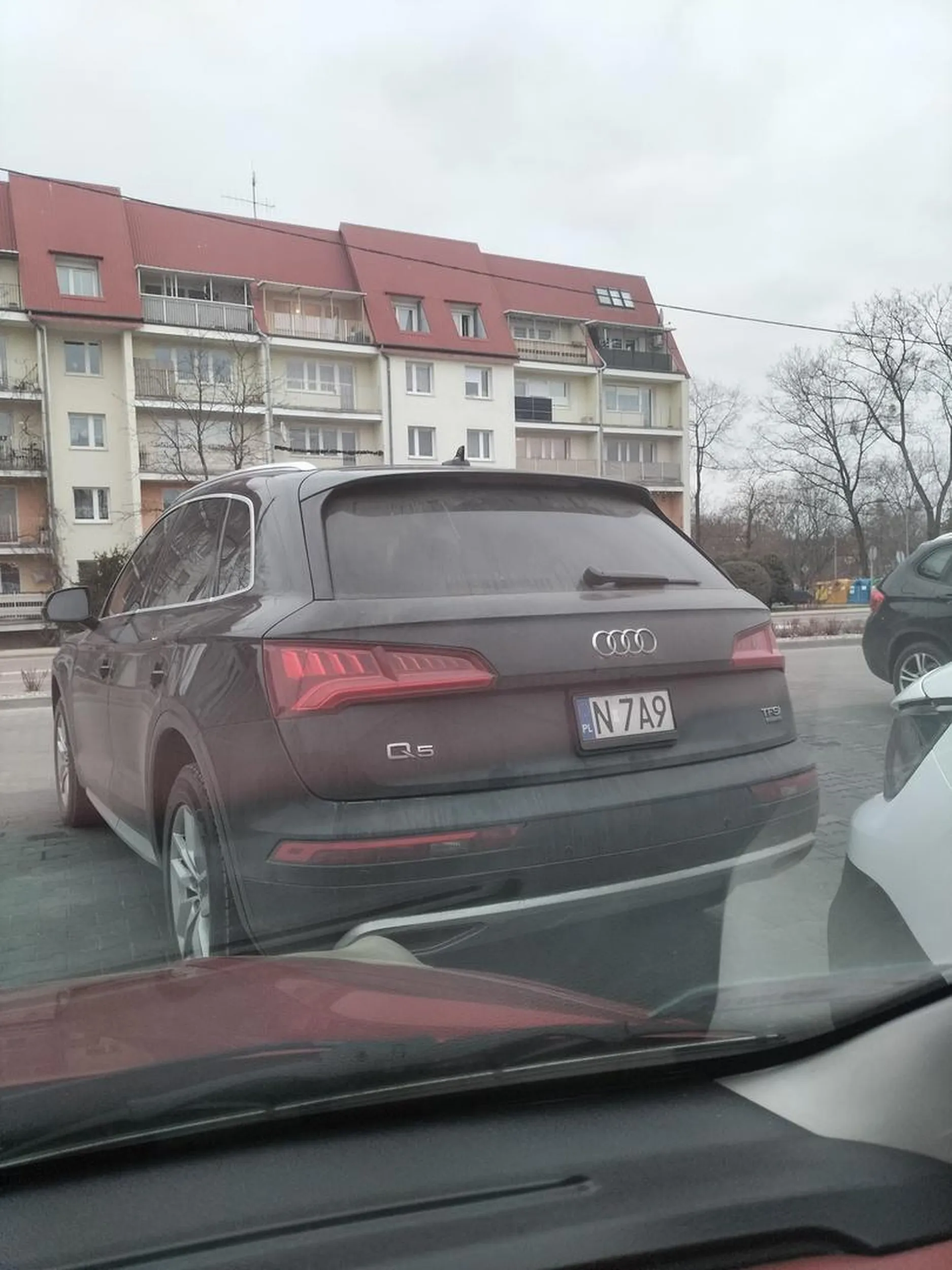 Jakiś typ zaparkował na dwóch miejscach jakaś pani powiedziała żeby zaparkował normalnie a zaparkował prawie tak samo