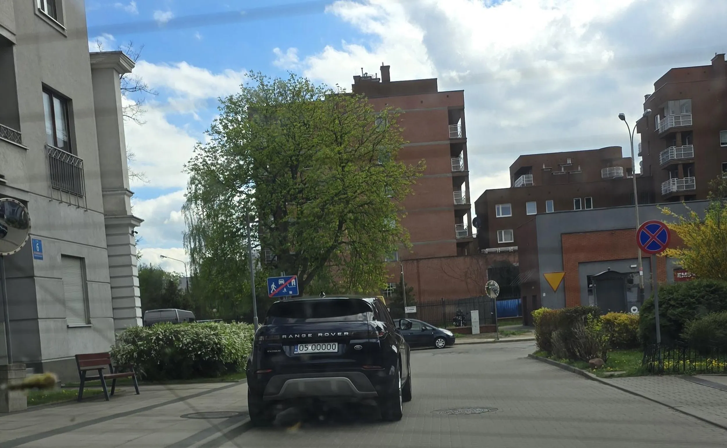 W strefie zamieszkania parkujemy na wyznaczonych miejscach. Pięknie pani blokuje wjazd na osiedle.