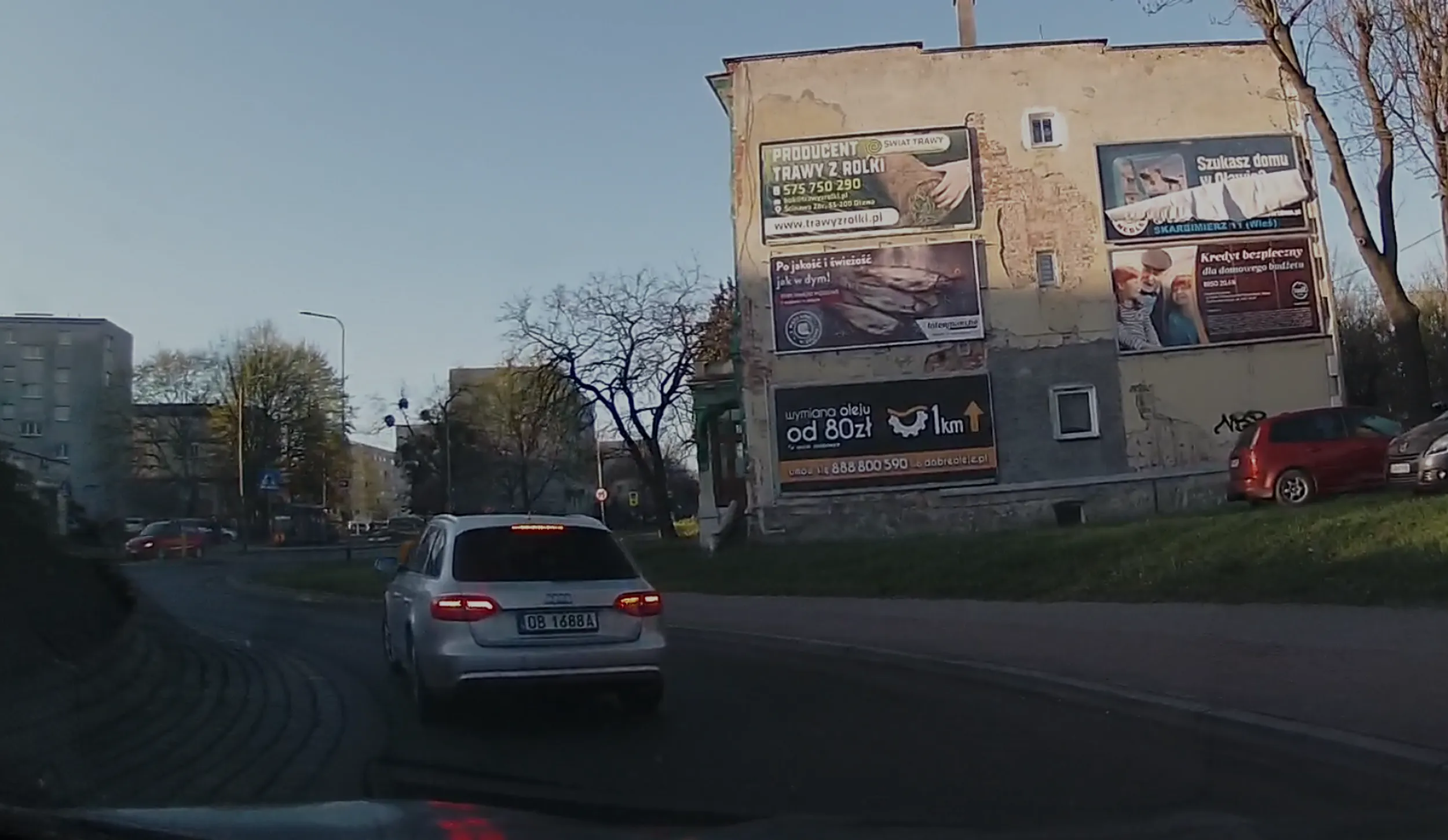 Wymusił pierwszeństwo na rondzie. Tak się śpieszył że bez powodu dwukrotnie na tym rondzie hamował prawie do zera, spowalniając ruch.