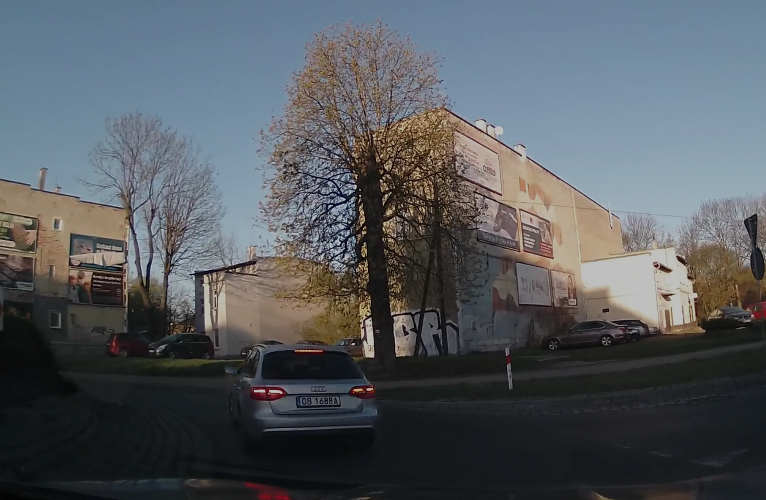 Wymusił pierwszeństwo na rondzie. Tak się śpieszył że bez powodu dwukrotnie na tym rondzie hamował prawie do zera, spowalniając ruch.