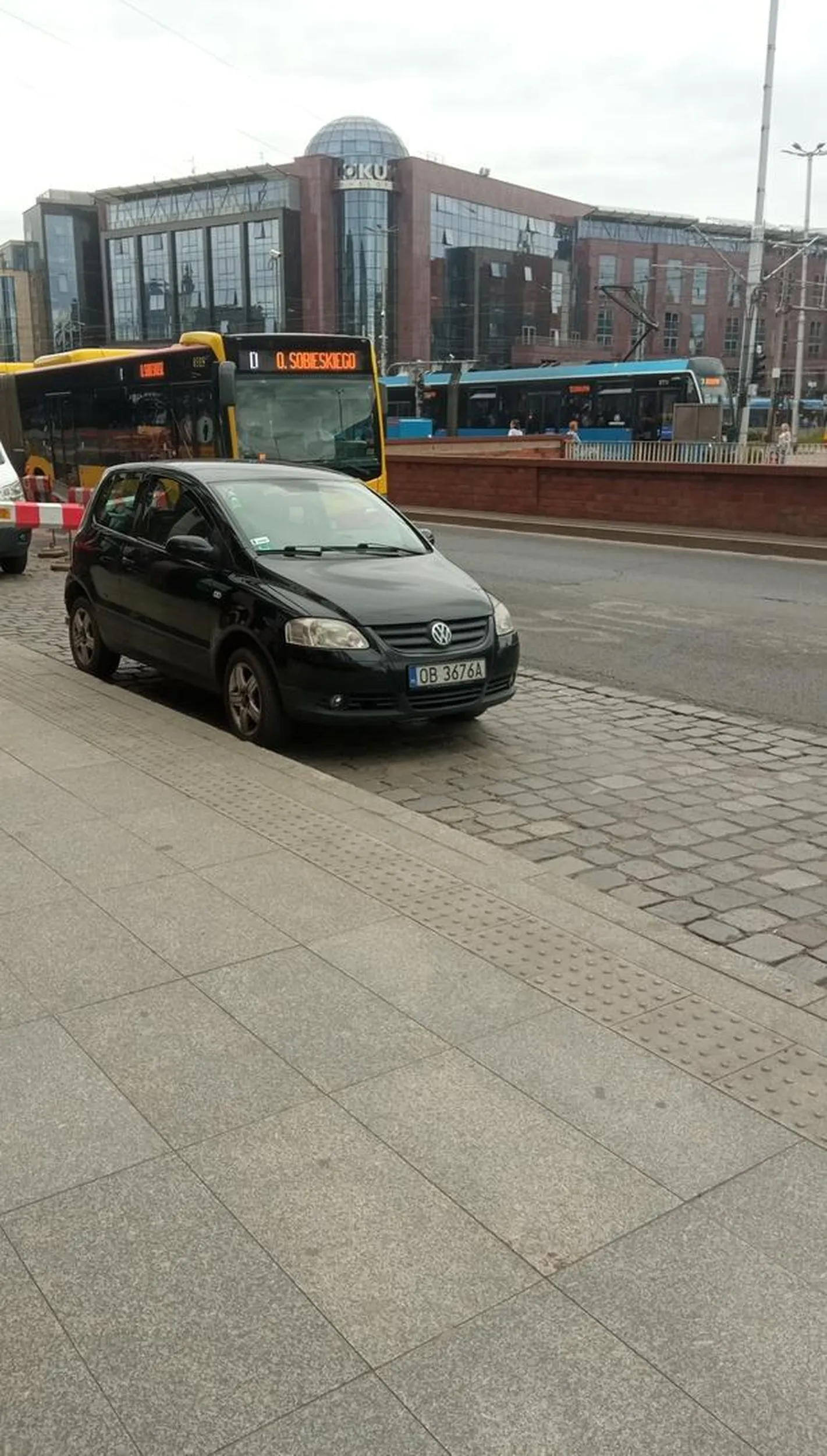 Parkowanie na przystanku autobusowym Galeria Dominikańska, Wrocław. 28.05.2025 11:55