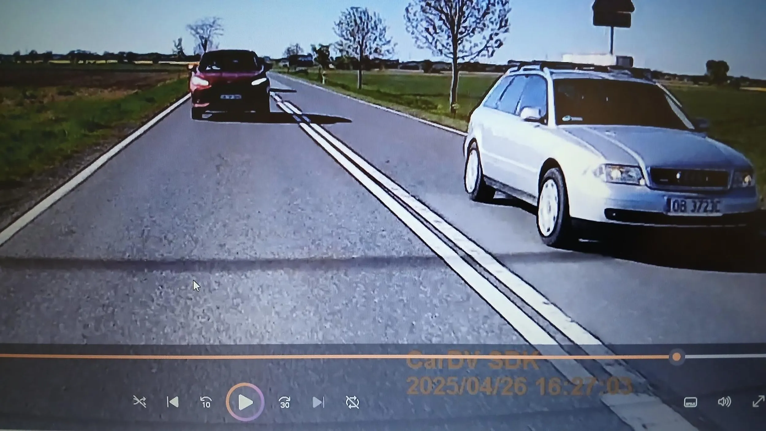 Prawdziwy bandyta drogowy!!! Wyprzedzanie ciągu aut bezpośrednio na skrzyżowaniu DK94 z drogą na Strzelniki. Skrzyżowanie doskonale oznakowane wcześniej znakami pionowymi z długimi odcinkami podwójnej linii ciągłej!  Do tego dochodzi nadmierna prędkość, ciąg aut poruszał się 90 km/h, czyli Audi znacznie ponad. Strach pomyśleć gdyby ktoś skęcał w lewo!! TRAGEDIA! Materiał w formie filmu wysłany do Wydziału Ruchu Drogowego KWP Opole.