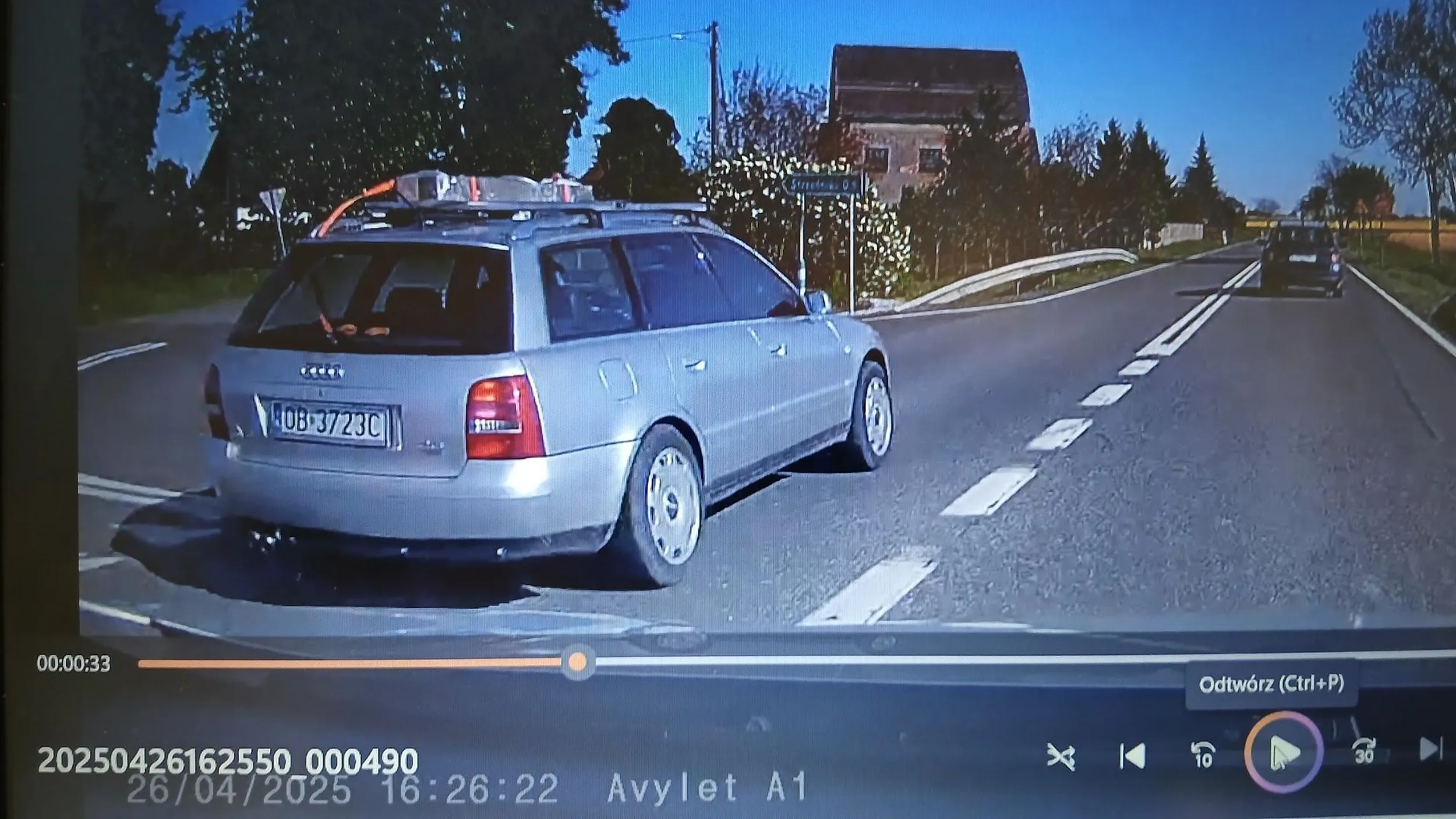 Prawdziwy bandyta drogowy!!! Wyprzedzanie ciągu aut bezpośrednio na skrzyżowaniu DK94 z drogą na Strzelniki. Skrzyżowanie doskonale oznakowane wcześniej znakami pionowymi z długimi odcinkami podwójnej linii ciągłej!  Do tego dochodzi nadmierna prędkość, ciąg aut poruszał się 90 km/h, czyli Audi znacznie ponad. Strach pomyśleć gdyby ktoś skęcał w lewo!! TRAGEDIA! Materiał w formie filmu wysłany do Wydziału Ruchu Drogowego KWP Opole.