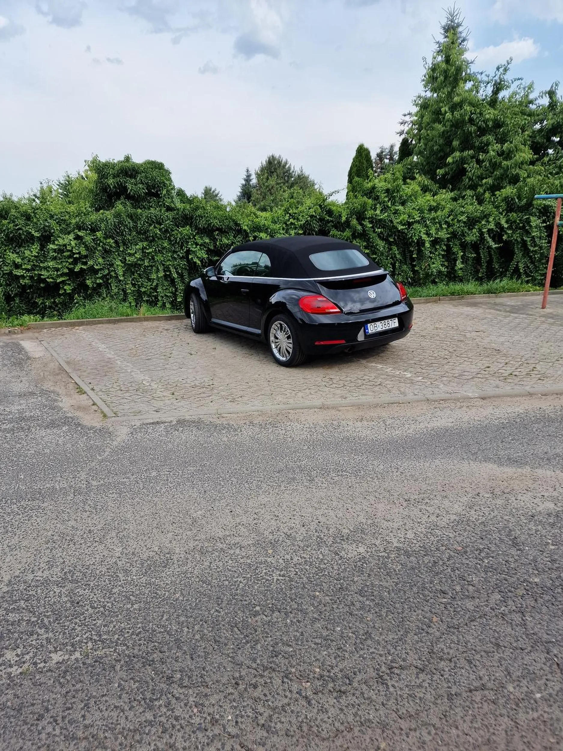Prawdziwy ćpun wciąga każda kreskę, nawet linie ma jezdni na pustym parkingu