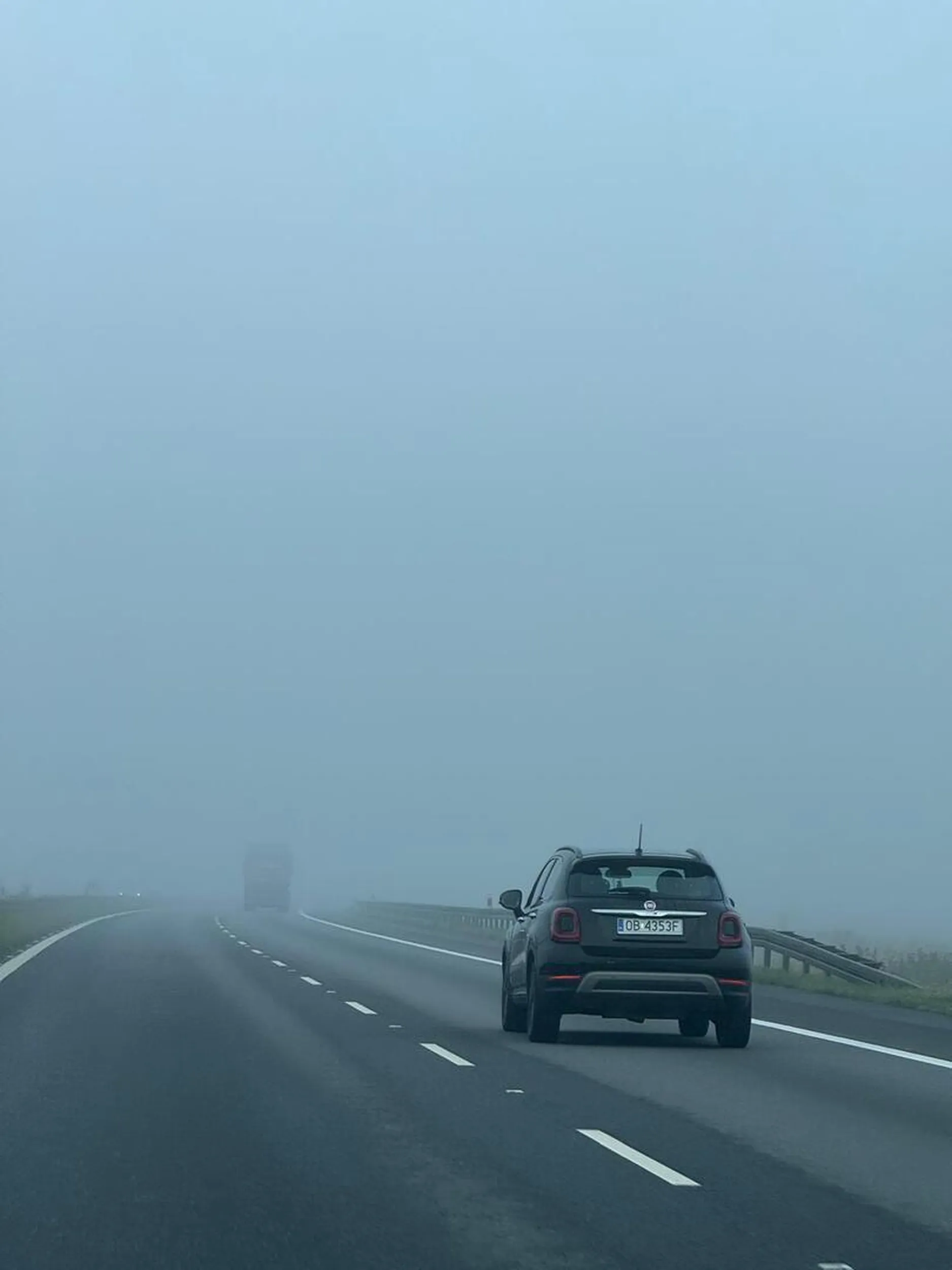 Genialna jazda po autostradzie we mgle bez świateł. :-) Chyba niezasadnie przyznano prawo jazdy temu egzemplarzowi.