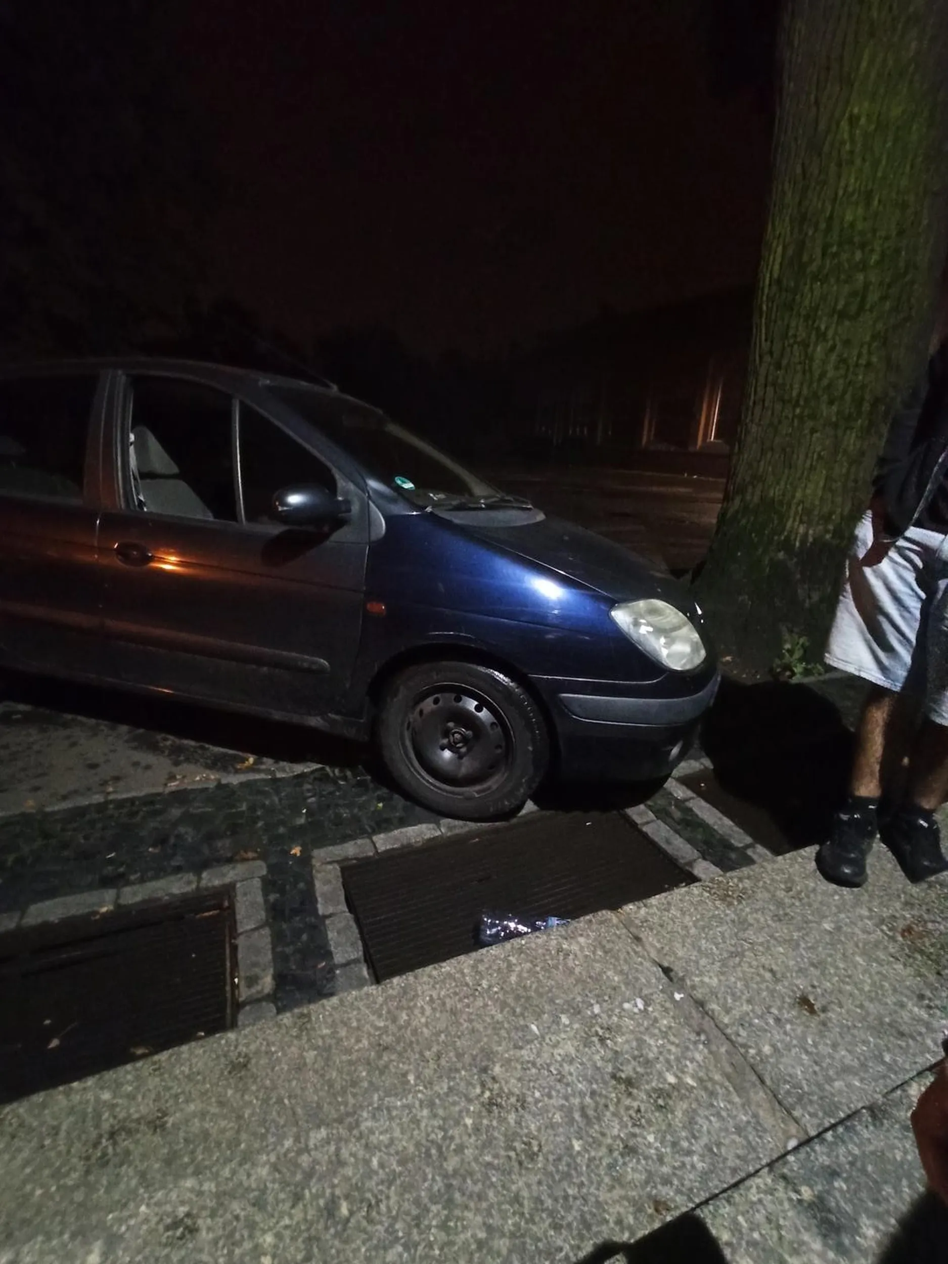 D3bil stanol na wjeździe do I LO brzeg. IDI0T0 TRZEBA BYLO JESZCZE NA SHODY WJEHAC!!!!