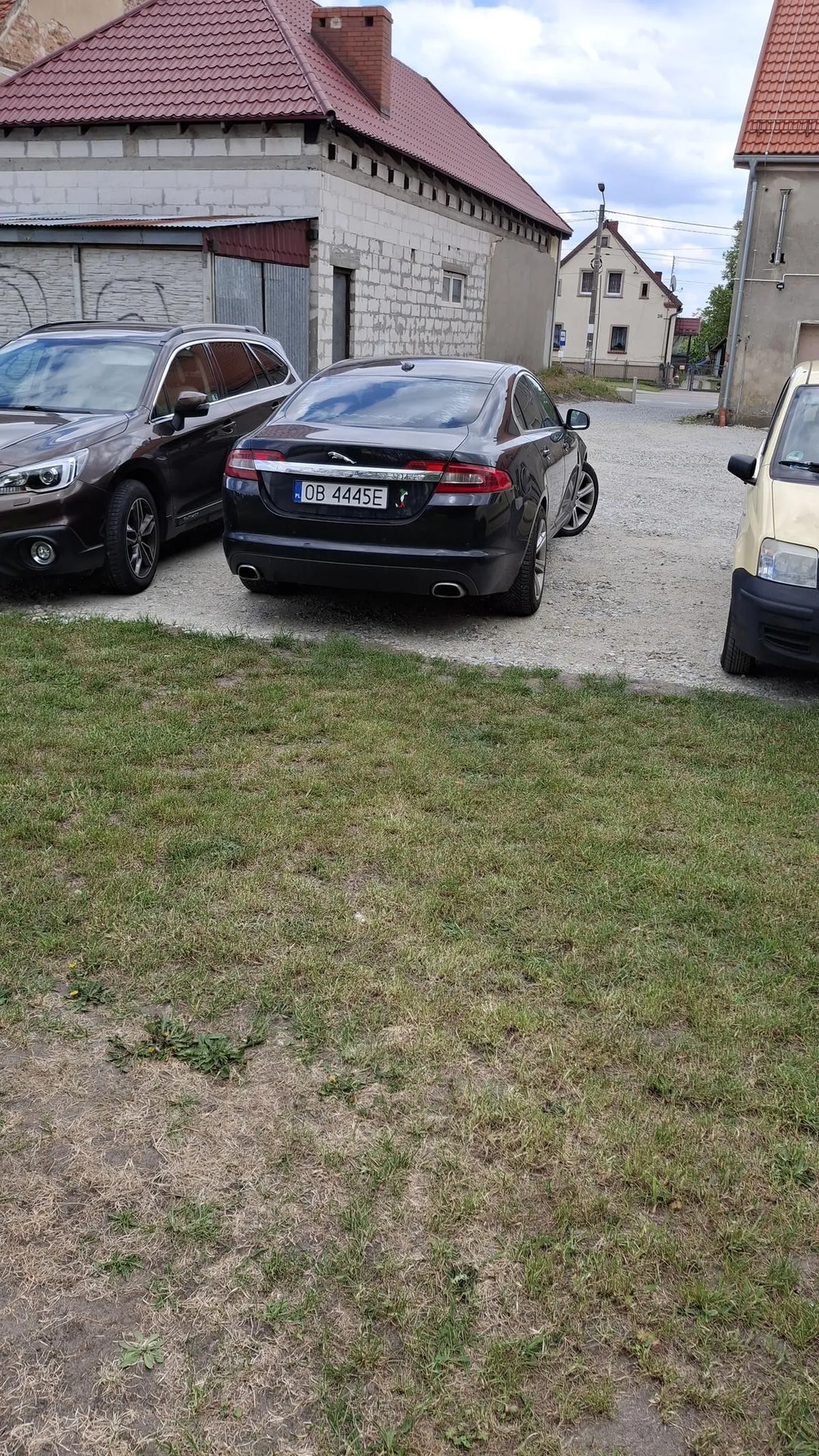 Wjeżdża na prywatny parking i zostawia samochod bo jej bliżej o 50 metrów do pracy