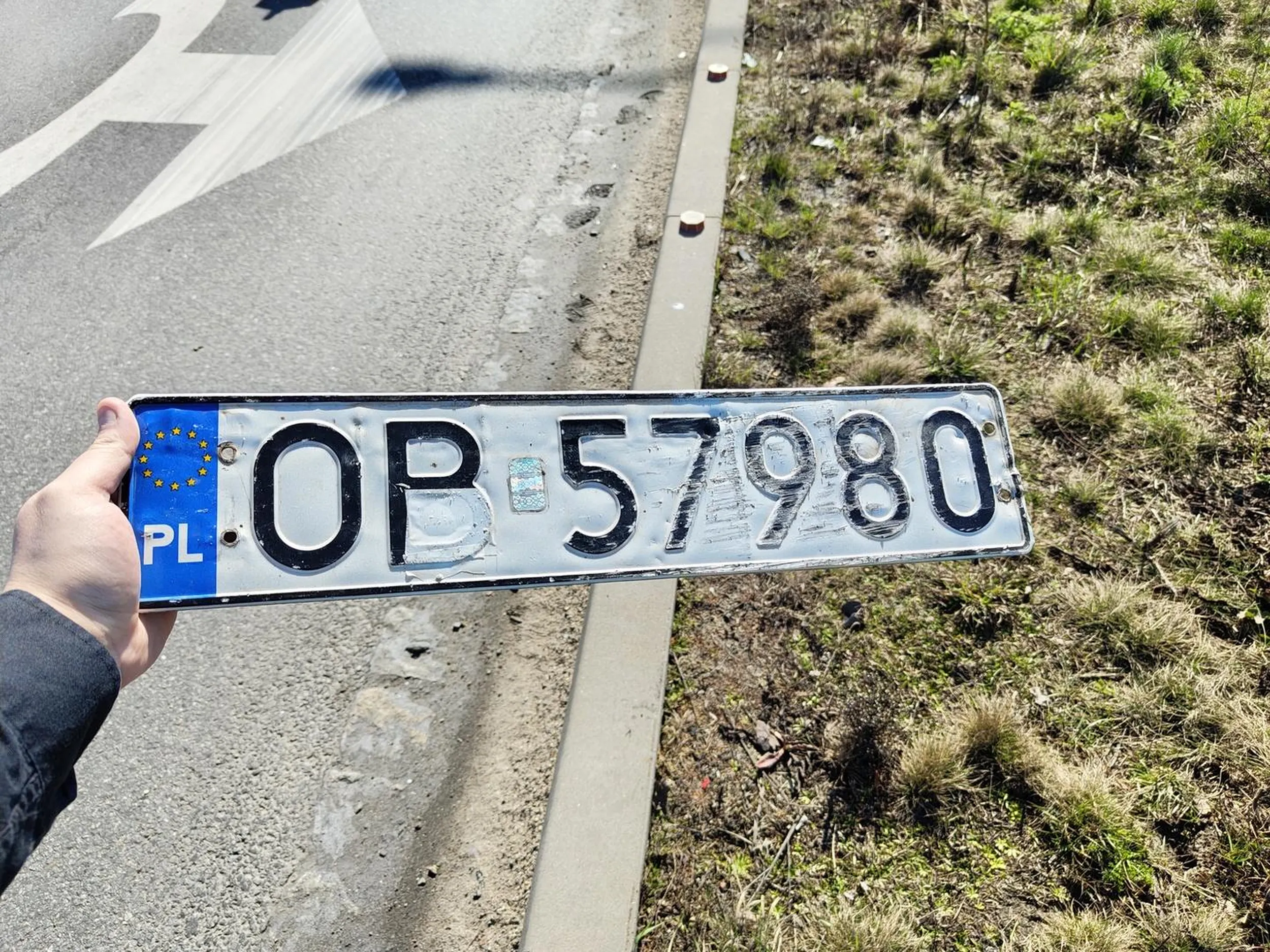 Ten bandyta zgubił tablicę i miał na niej przerobione OB na OP - na pewno ma więcej na sumieniu.