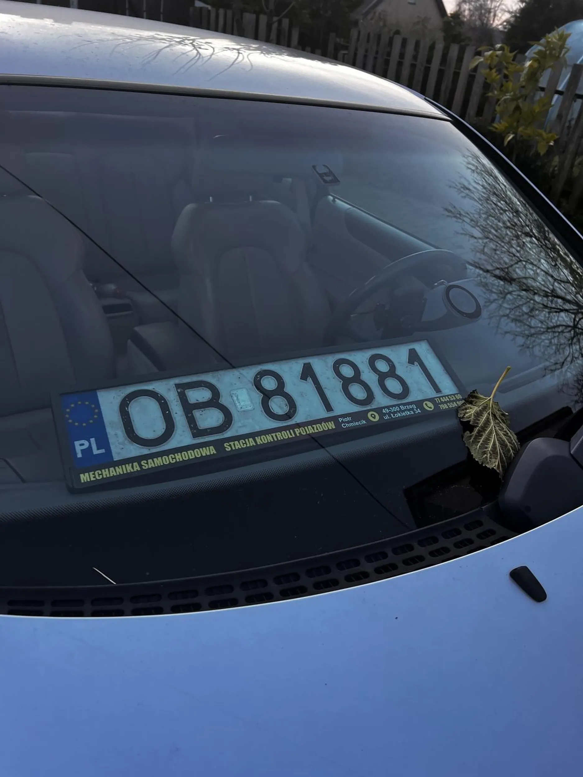 jakis mercedes ma na sobie ta tablice a od zafiry jest