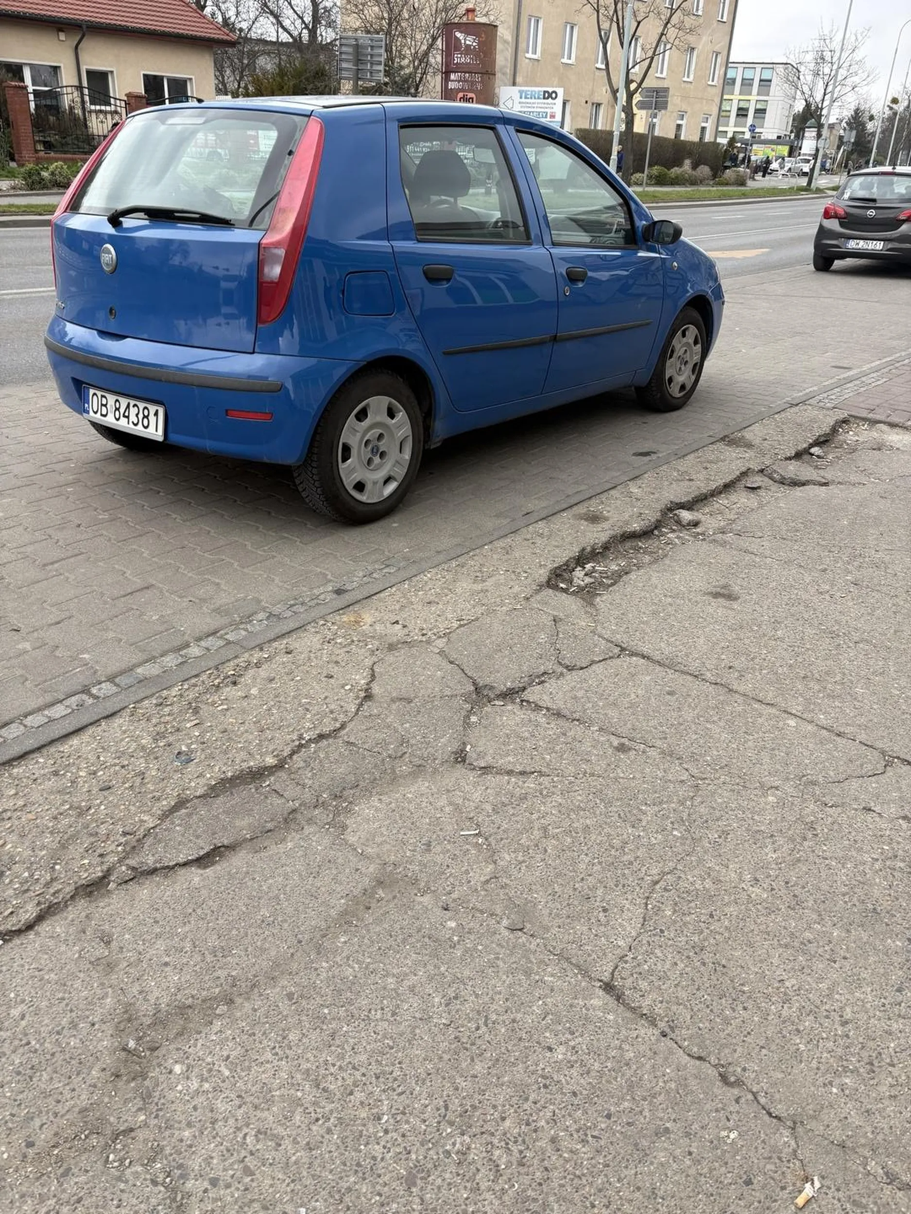 Stoi przez pół godziny na chodniku. Baba jechała nie ma się co dziwić