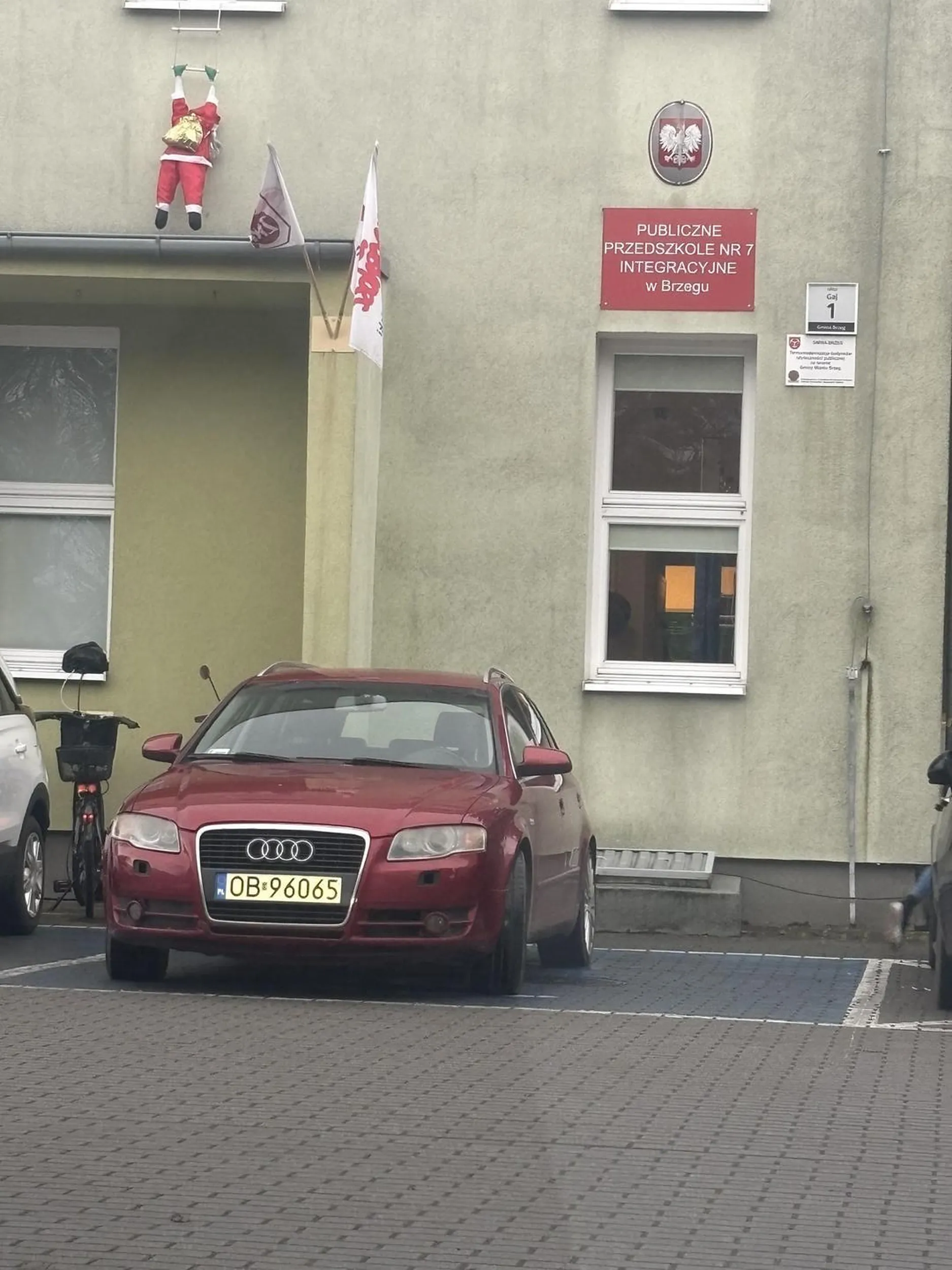 Przy moim zawracaniu na miejscu dla inwalidów przyszedł zrobić awanturę że wyślę zdjęcie na policję i dostanę mandat po czym sam: