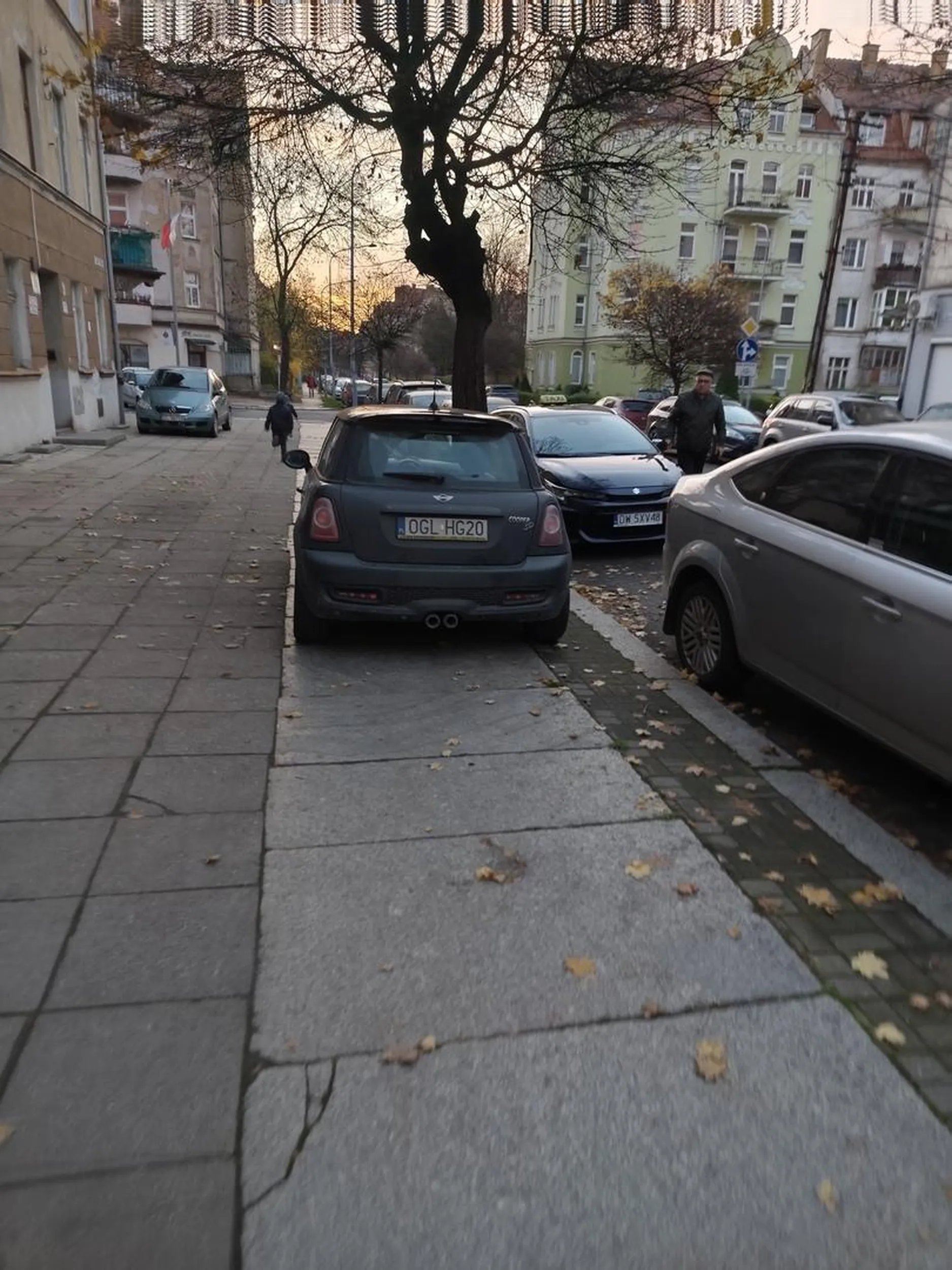 Nagminnie stoi na chodniku czym wkurza wszystkich w koło.