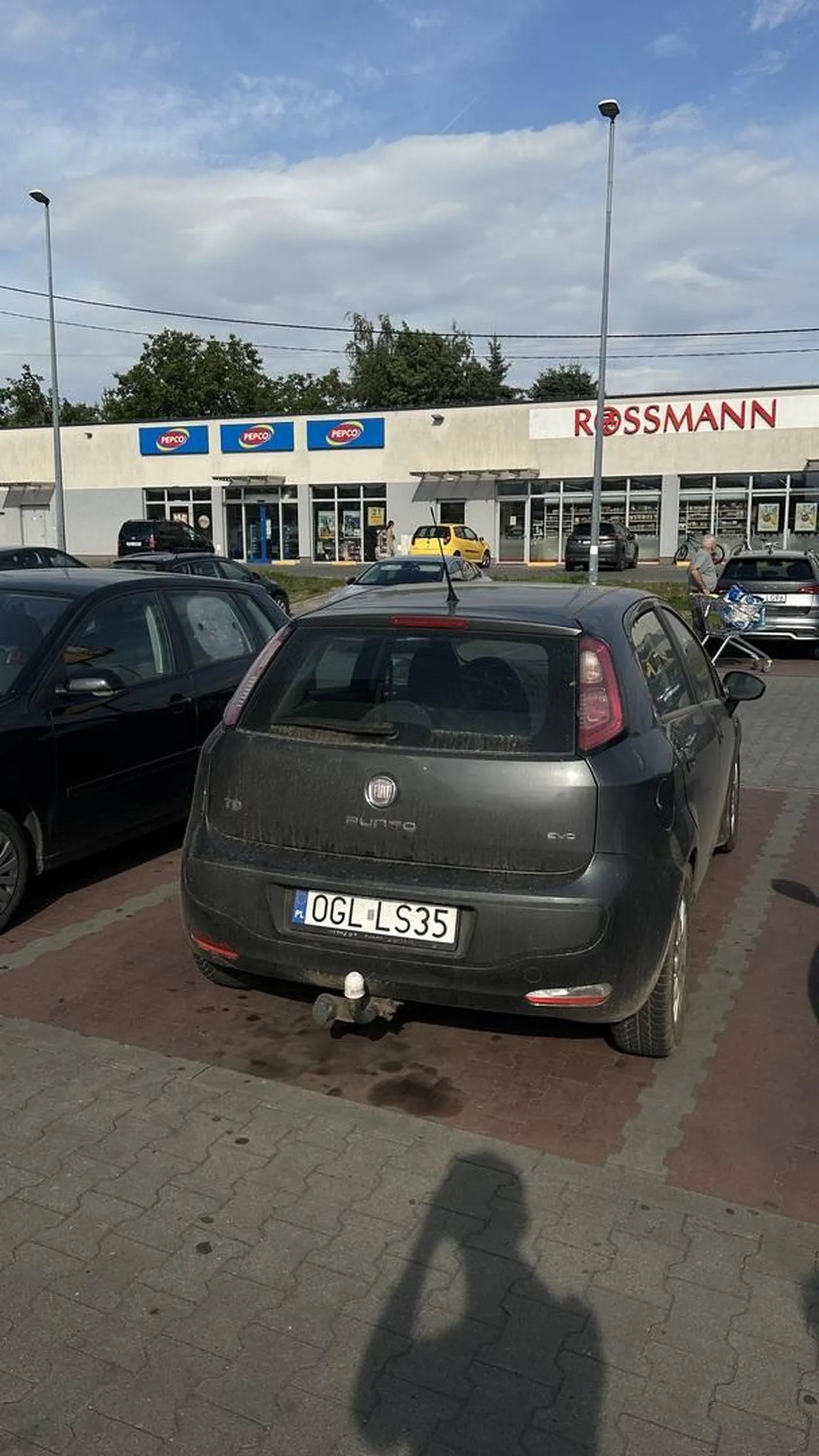 Kierowca pod biedronką krzywo parkuje. Naucz się parkować człowieku