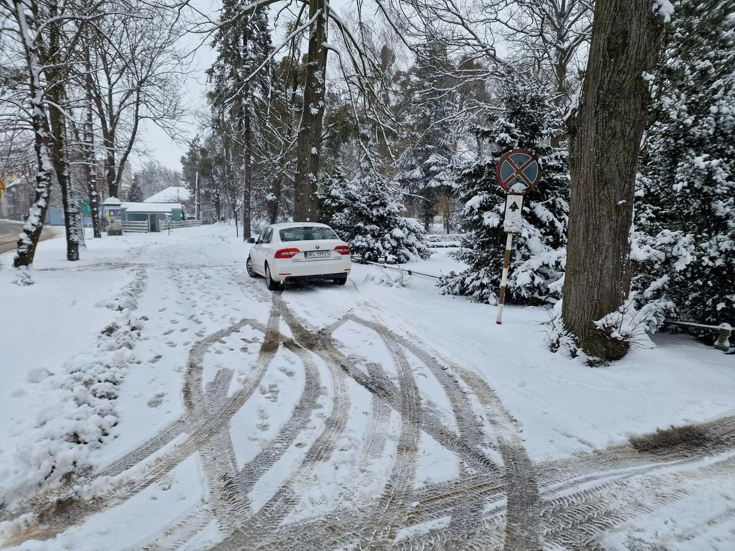 Parkuje na zakazie, jeździ po depatku mimo zakazu wjazdu. Tym samym niszczy deptak powodując koszty i stwarza zagrożenie dla przechodzących dzieci.