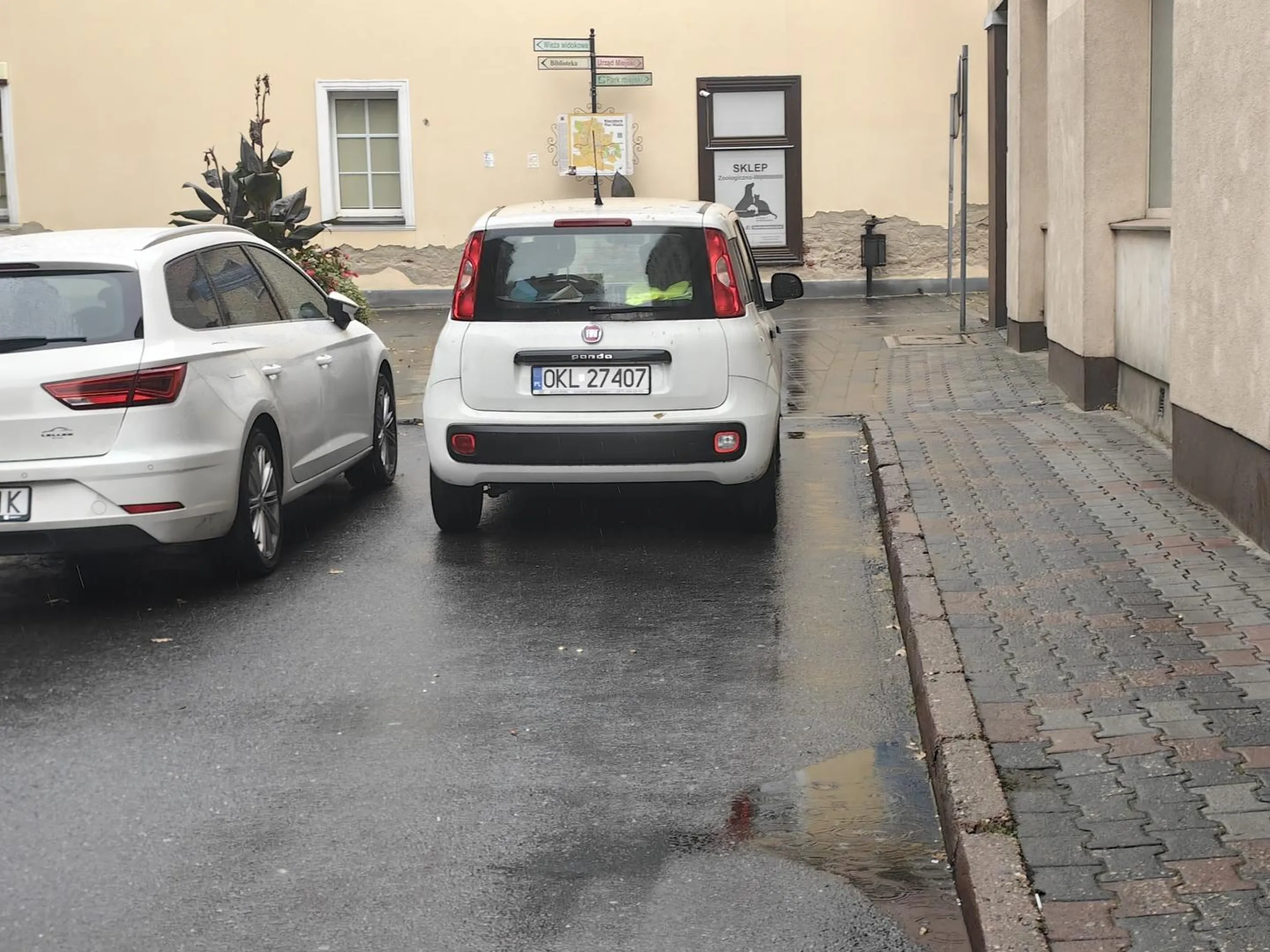 Mimo mnóstwa parkingów dookoła kierownik postanowił zablokować przejazd dla rowerów