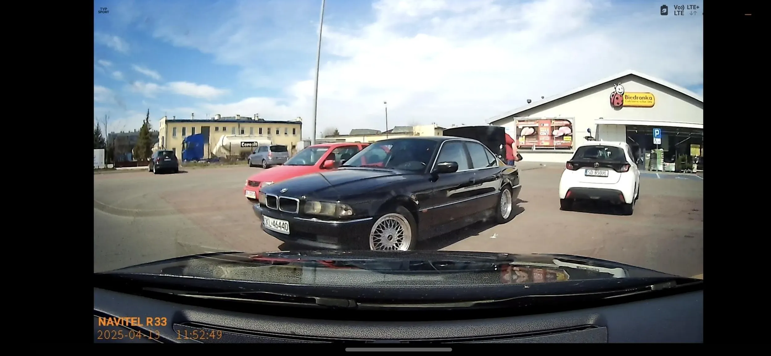 Pozdrawiam pana z bmw który jest panem całej okolicy i bawi się pana policjanta i robi ludzie zdjęcia jak parkują i wyzywa ludzi bo ktoś źle zaparkował i myśli że jest królem Teksasu Najwidoczniej musisz gościu miec nudne życie interesując innymi tylko po to żeby robić komuś pod górkę i przy okazji obrażając kogoś