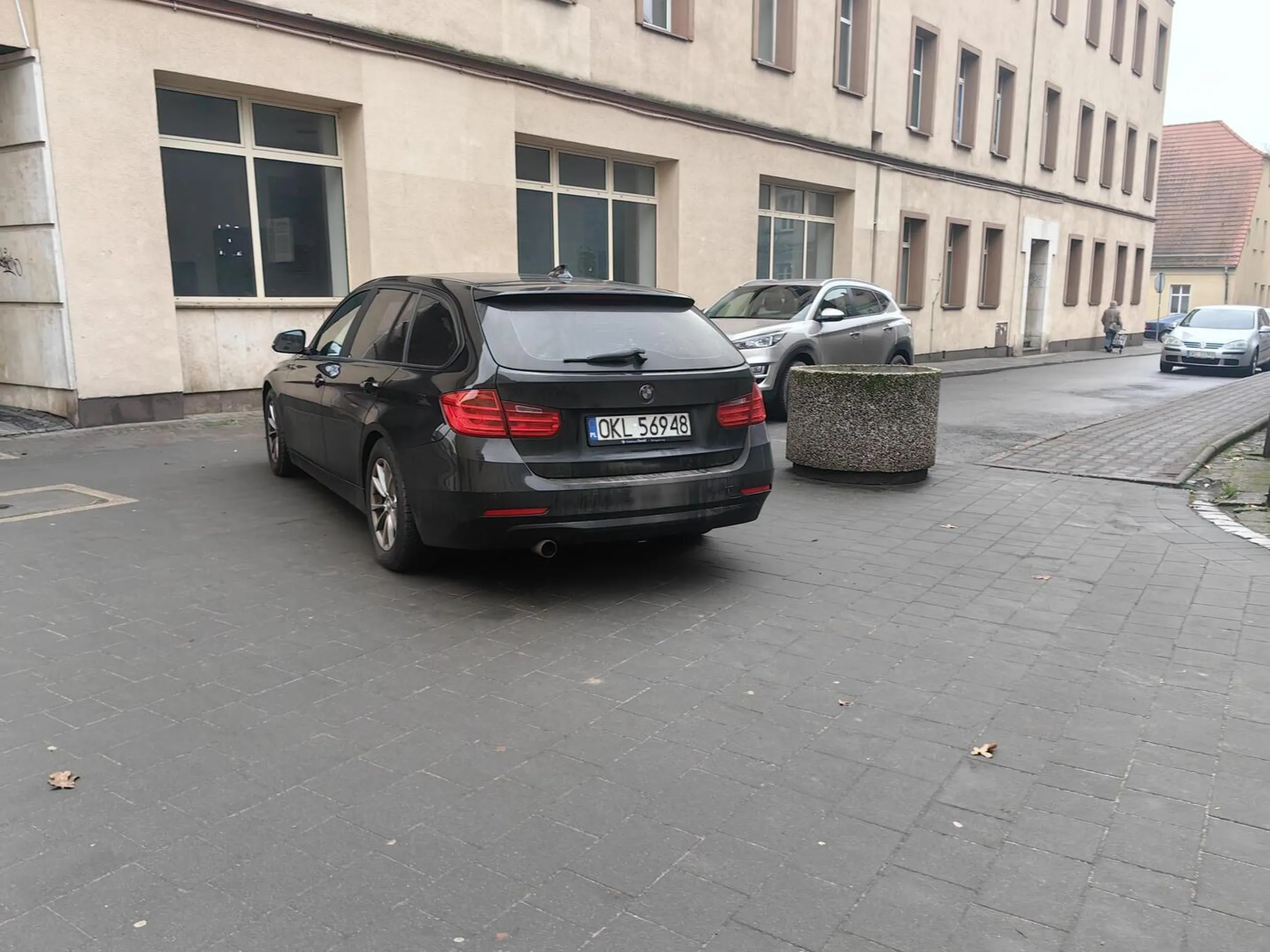 Blokowanie drogi rowerowej, parkowanie w miejscu niedozwonym, mimo że parking b tuż obok.