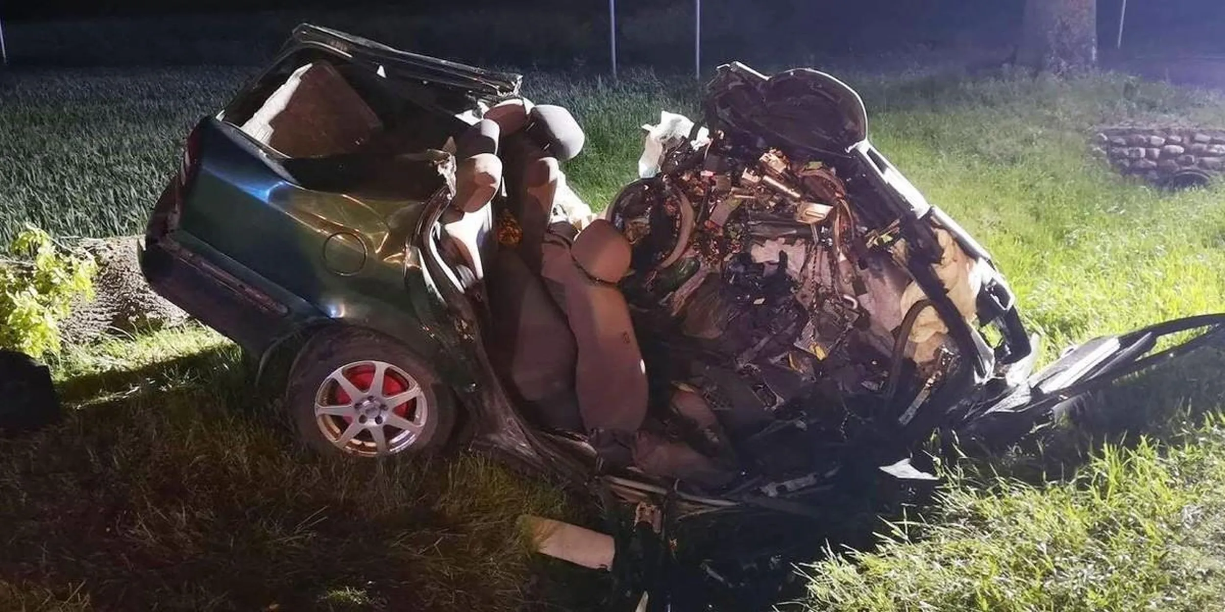 Ty w tym vw nie poje**** ci się coś? Gościu wyjeżdża z metalchemu posto po myjni, całe mycie chyba droższe było niż ten złom na kółkach, świeci się jak psu jajca ja się zagapiłem i w znak wjechałem. Nie pozdrawiam ?