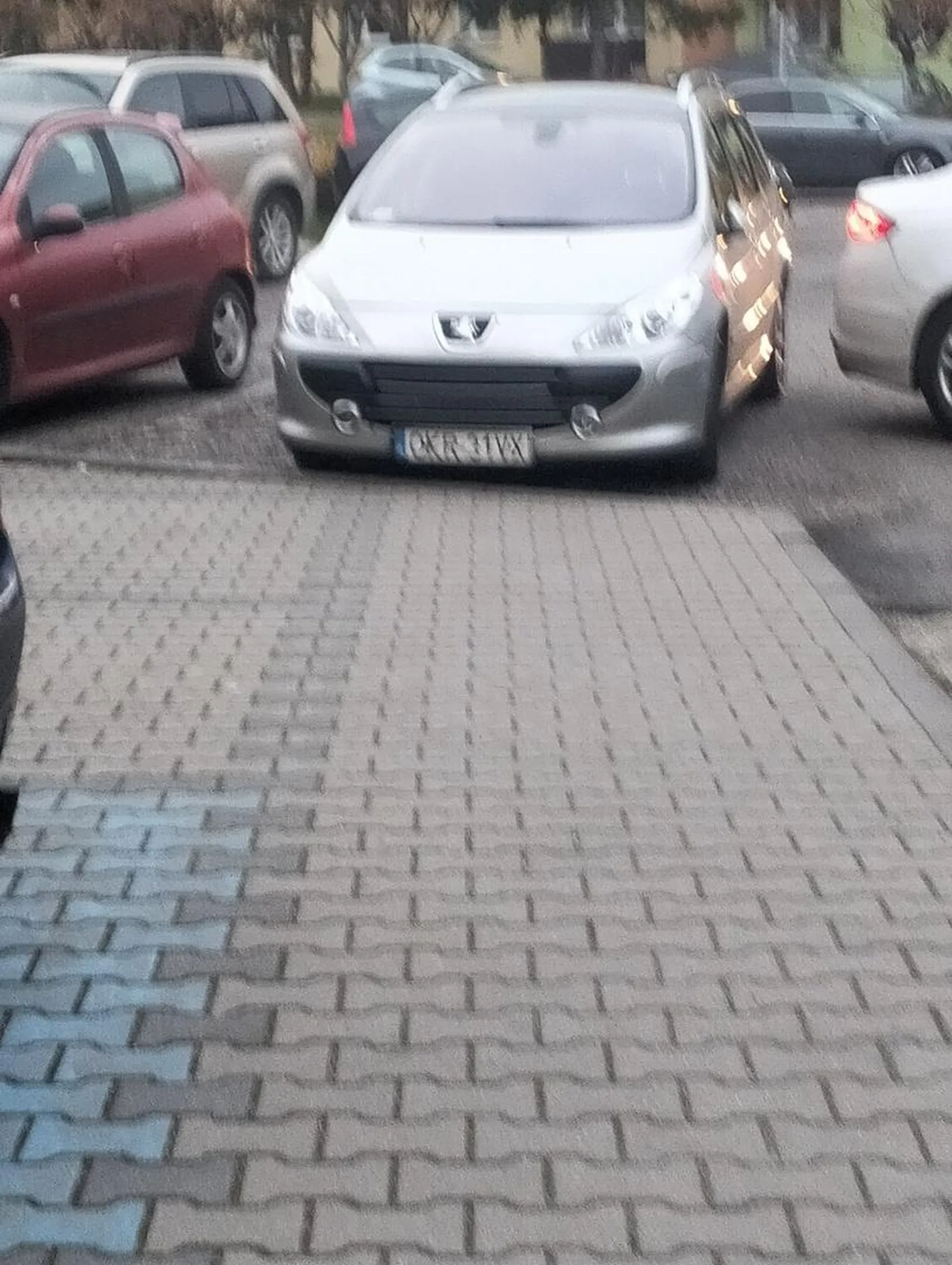 Stoi na zakazie i nie da się autem wyjechać