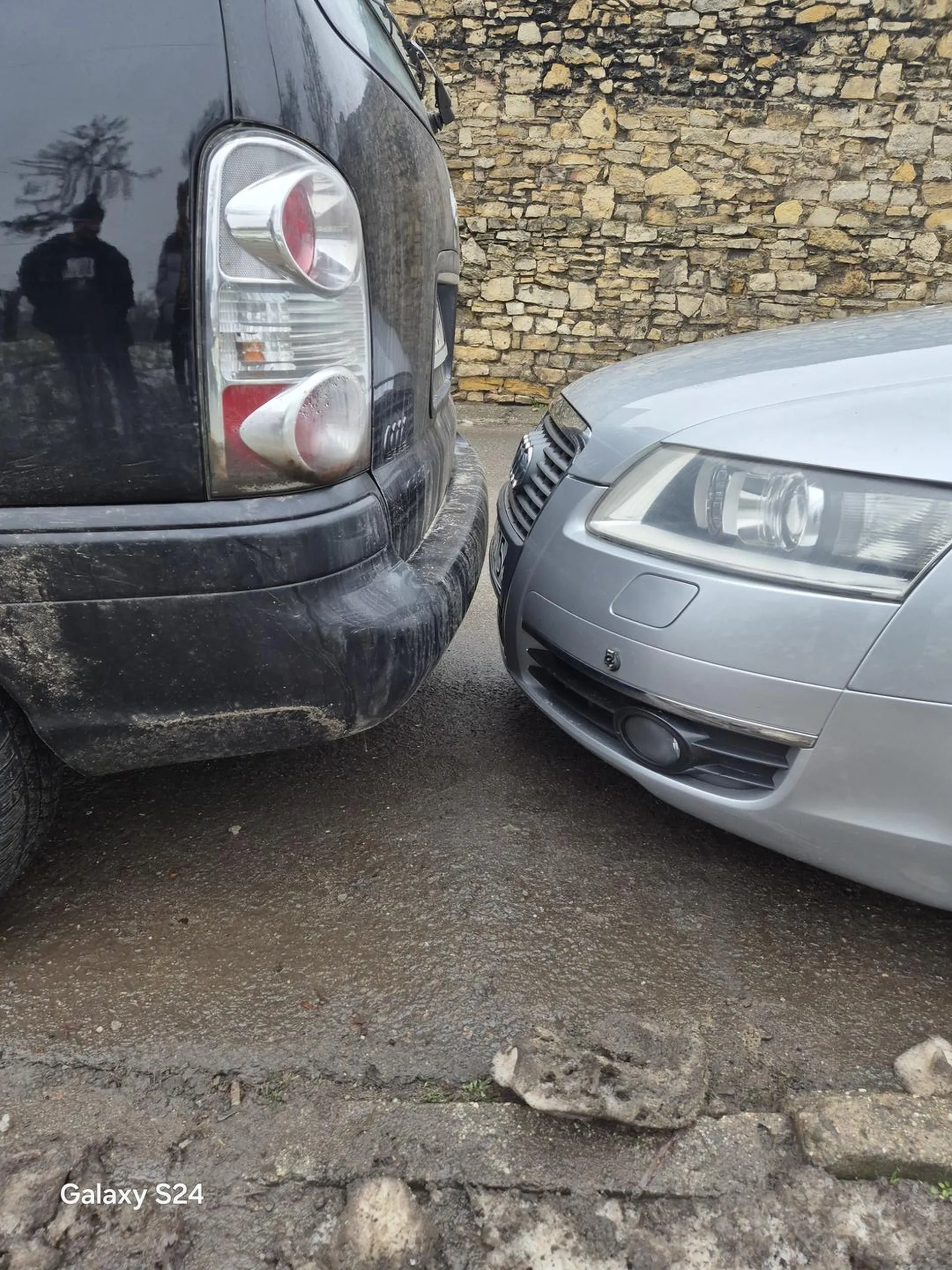 Parkowanie spoko, lecz ja z wyjazdem miałem problem kondonie