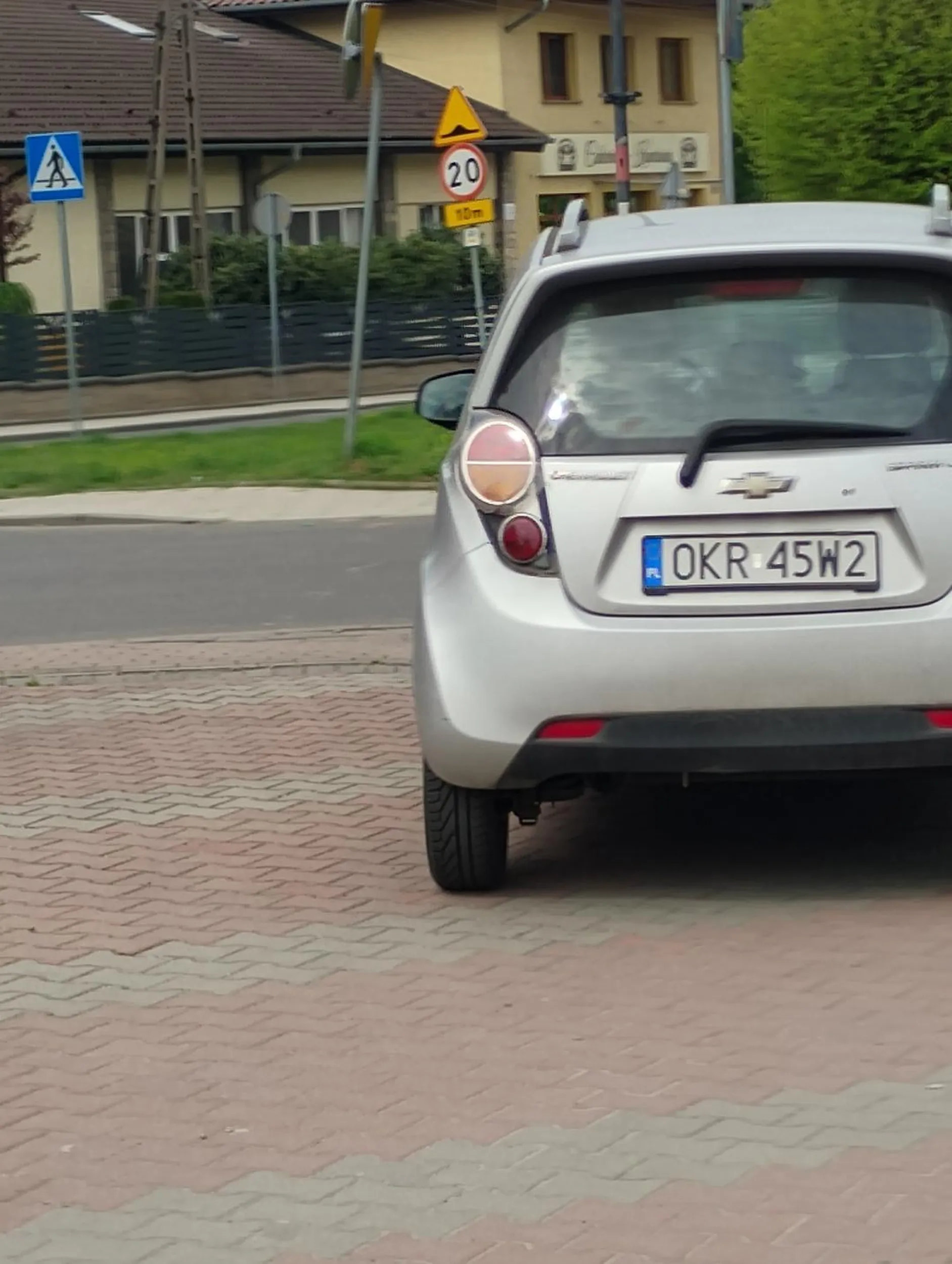 wielmożny pan siedzi sobie zadowolony w 3 dupy na środku wyjazdu z parkingu gdzie jest jednocześnie wjazd jak i wyjazd co z tym idzie kierowcy mają problem aby wyjechać po uprzednim poproszeniu o odjechanie pan pluje na buty, masz gościu farta że dziecko ze mną było bo byś ząbki wypluł