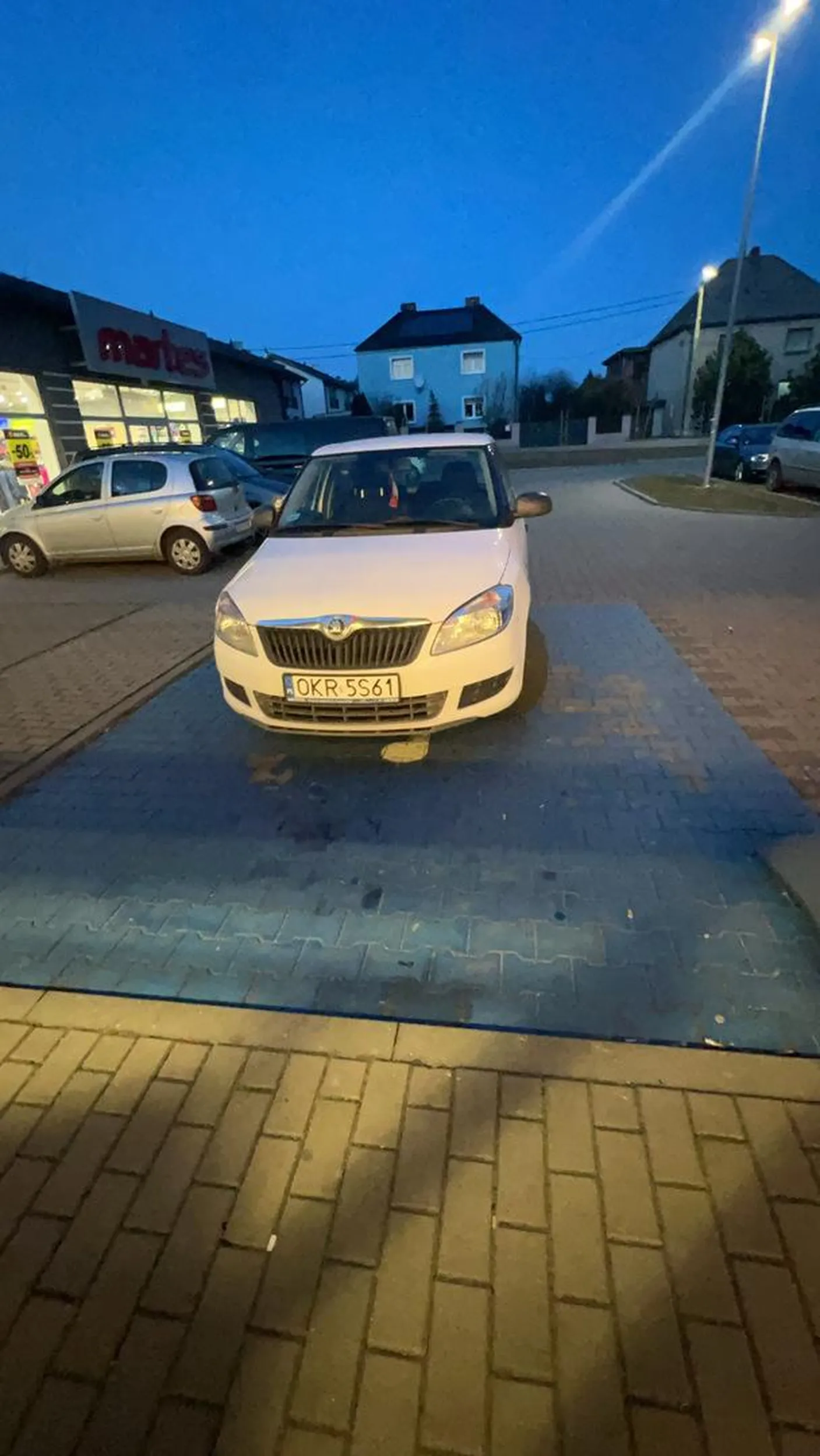 stoi na miejscu dla niepełnosprawnych bez żadnej karty. Mega żałosne bo przyjechałam tam z osobą która jest niepełnosprawna i nie miała jak wyjść z auta przez właśnie takich ludzi.