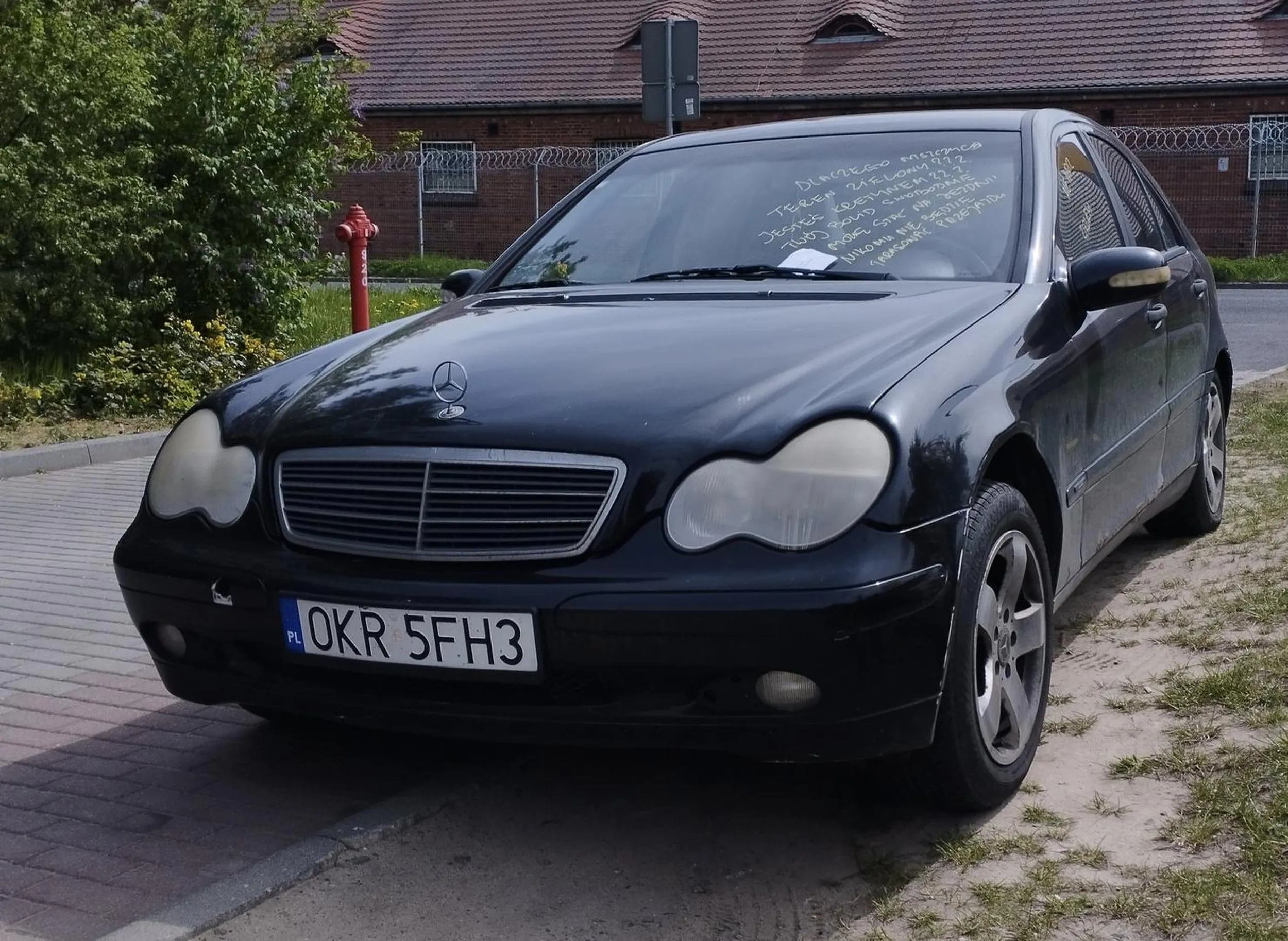 Jestem z "okolic krakowa", mam zgnitego merca i wszystko mi wolno. Nawet parkować e na terenie zielonym. Mam wszystkich w dupie, bo jestem trepem.