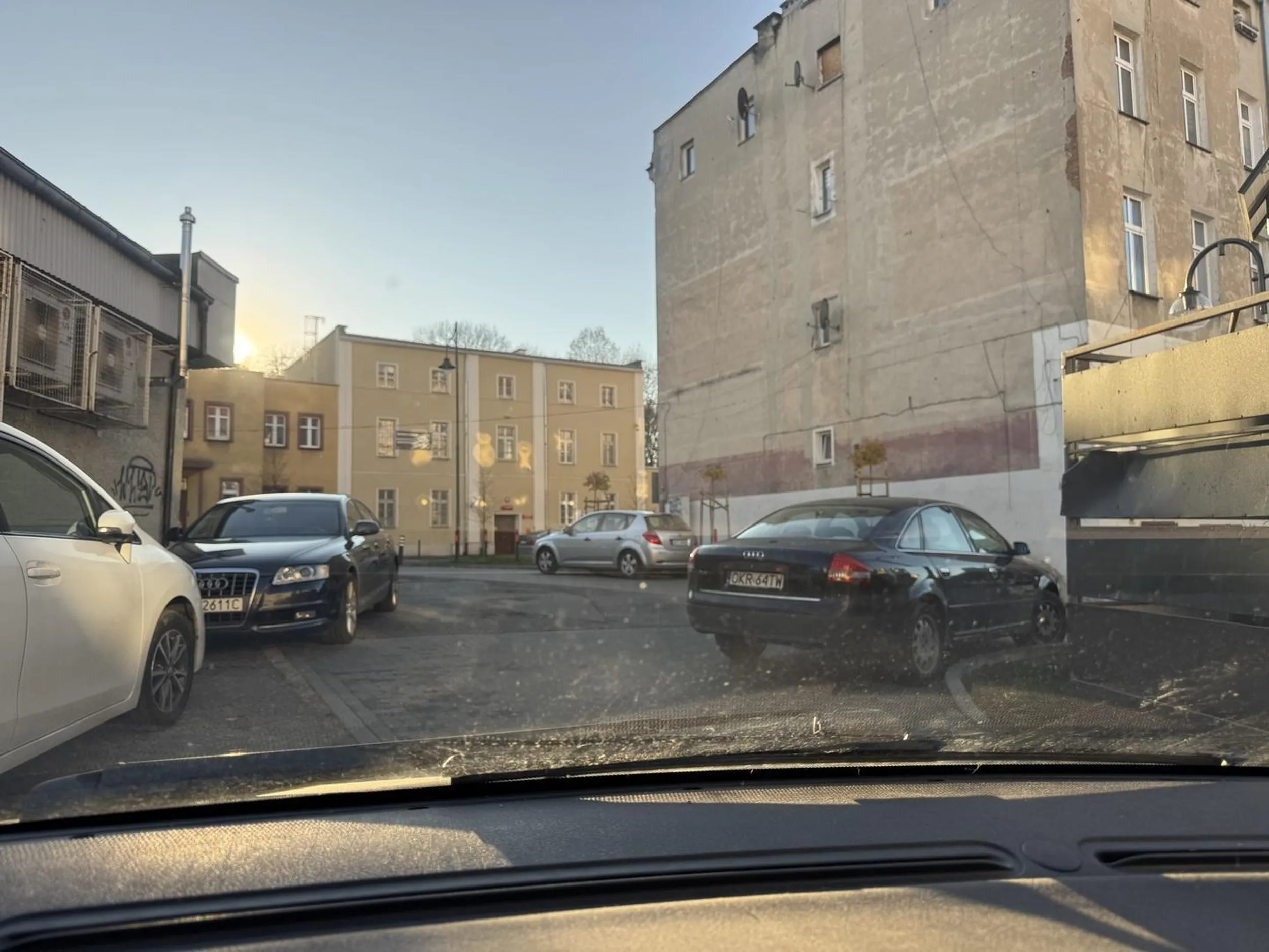 koleszka z audicy zapomnil ze z parkingu tez trzeba wyjechac!!!!! co za przyglup!!! takim to prawo jazdy od razu do zabrania!!
