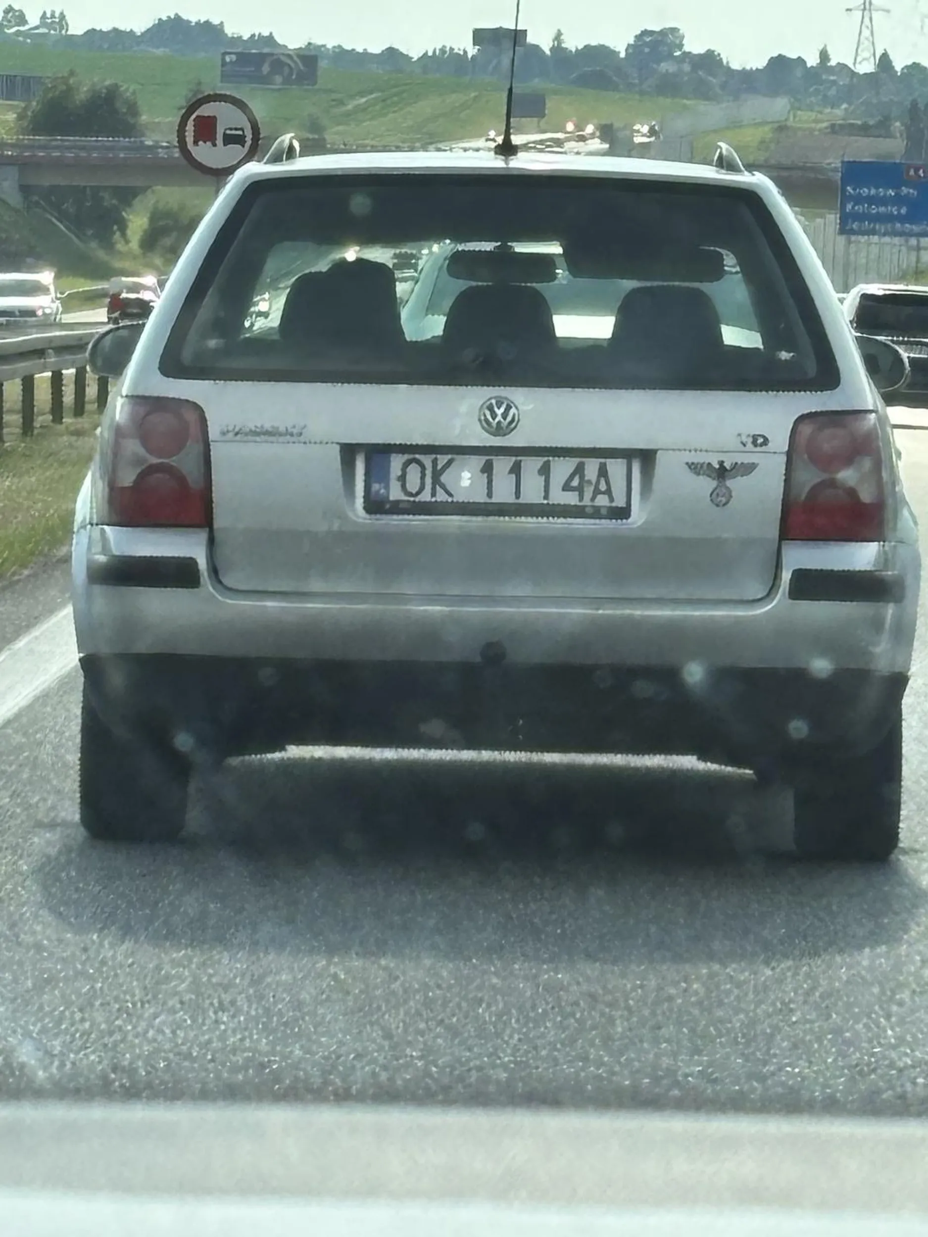 Nazistowski reichsadler naklejony na samochód