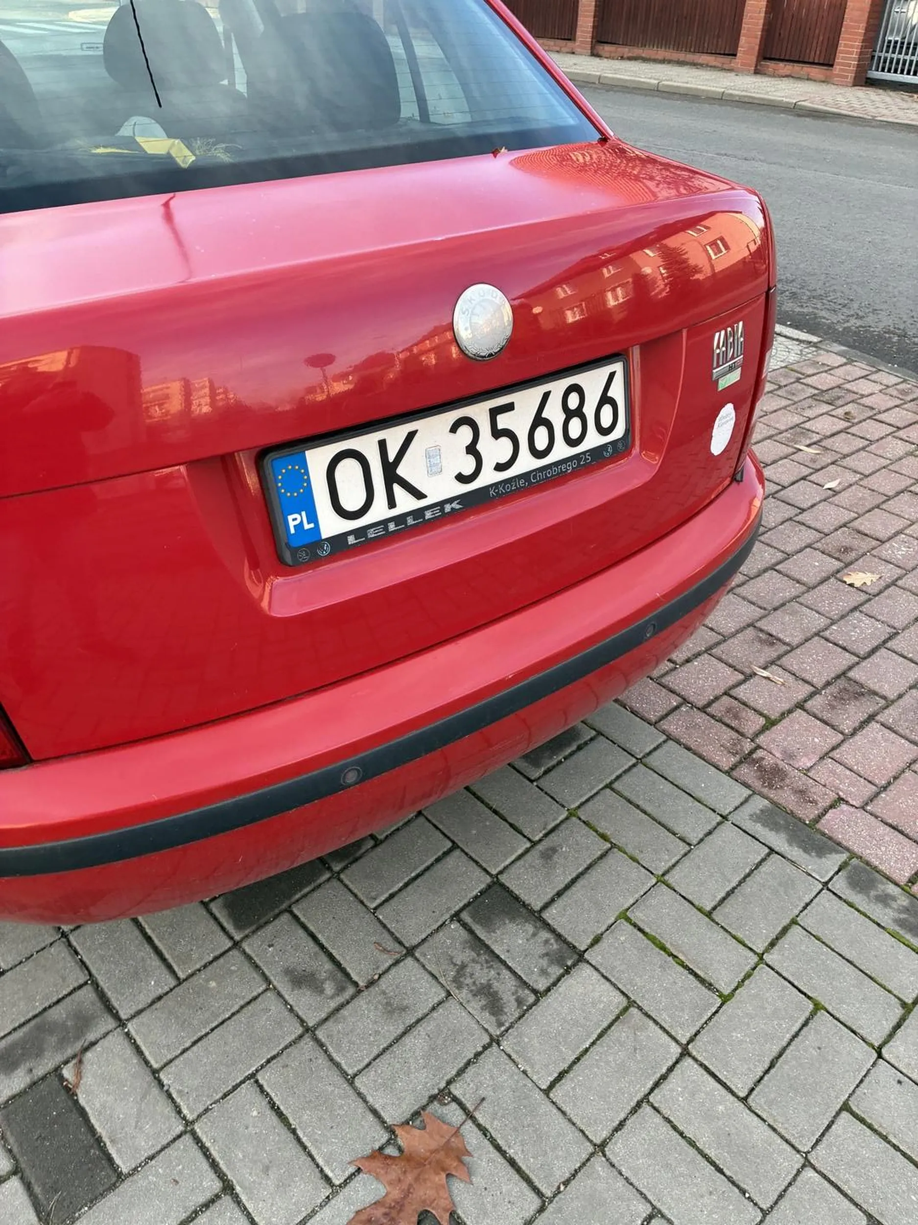 Kierowcy uważajcie na starą kobietę która jakimś cudem zrobiła i zdała prawo jazdy stwarza zagrożenie w ruchu wymuszenie pierwszeństwa na rondzie wjazd na chodnik bez sygnalizacji , staje w poprzek chodnika po zwróceniu jej uważni twierdzi że ja mam ustąpić jej pierwszeństwa bo jestem na środku ronda widać  właśnie jak zna przepisy ruchu drogowego przypomnę jeżeli kierowca jest na rondzie to kierowcy chcący wjechać na rondo mają obowiązek ustąpić pierwszeństwa pojazdą znajdującym się na rondzie. Kolejna sytuacja wjazd bez sygnalizacji w dodatku na chodnik. Jeżeli pani nie umie jeździć samochodem to powinna przesiąść się pani na komunikację miejską lub na rowerek albo na piechotę a nie samochodem jeździć jak się nie umie. Lub jsc na jazdy doszkalające może coś nowego pani z nich wyniesie co raczej nie sądzę.