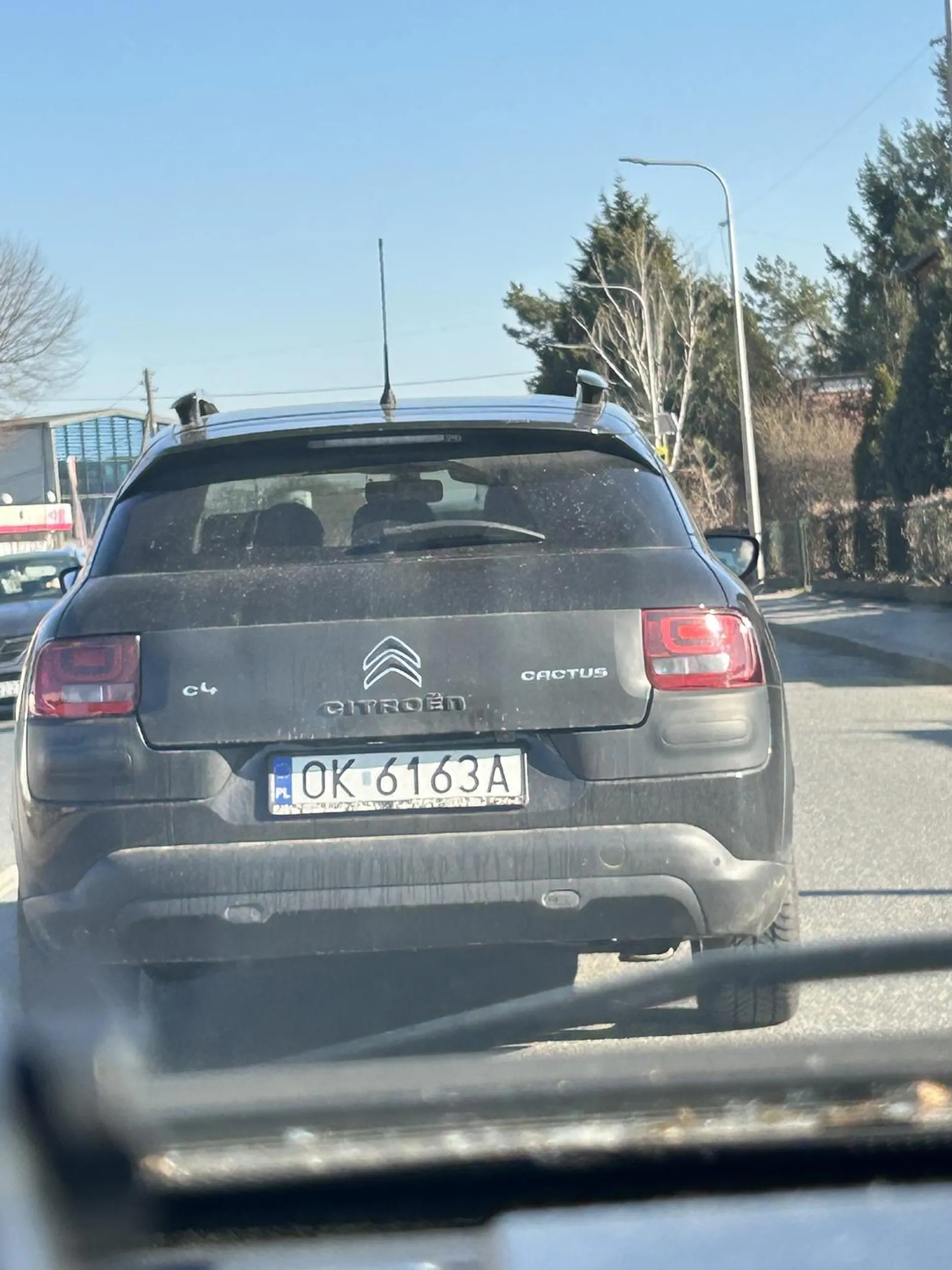 Nie najmądrzejsza Pani wyprzedzająca na światłach na zakręcie, wyraźnie gotowa na strzał z boku przy następnej takiej sytuacji.