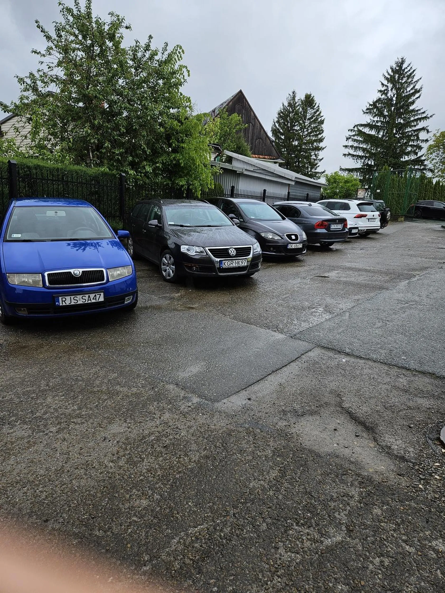 Uważajcie na tego kierowcę! Gościu parkuje na zakazach i ewidentnie nie patrzy na droge. Gdy przechodziłem przez pasy zza ulicy wyłonił ten delikwent i prawie mnie potrącil.