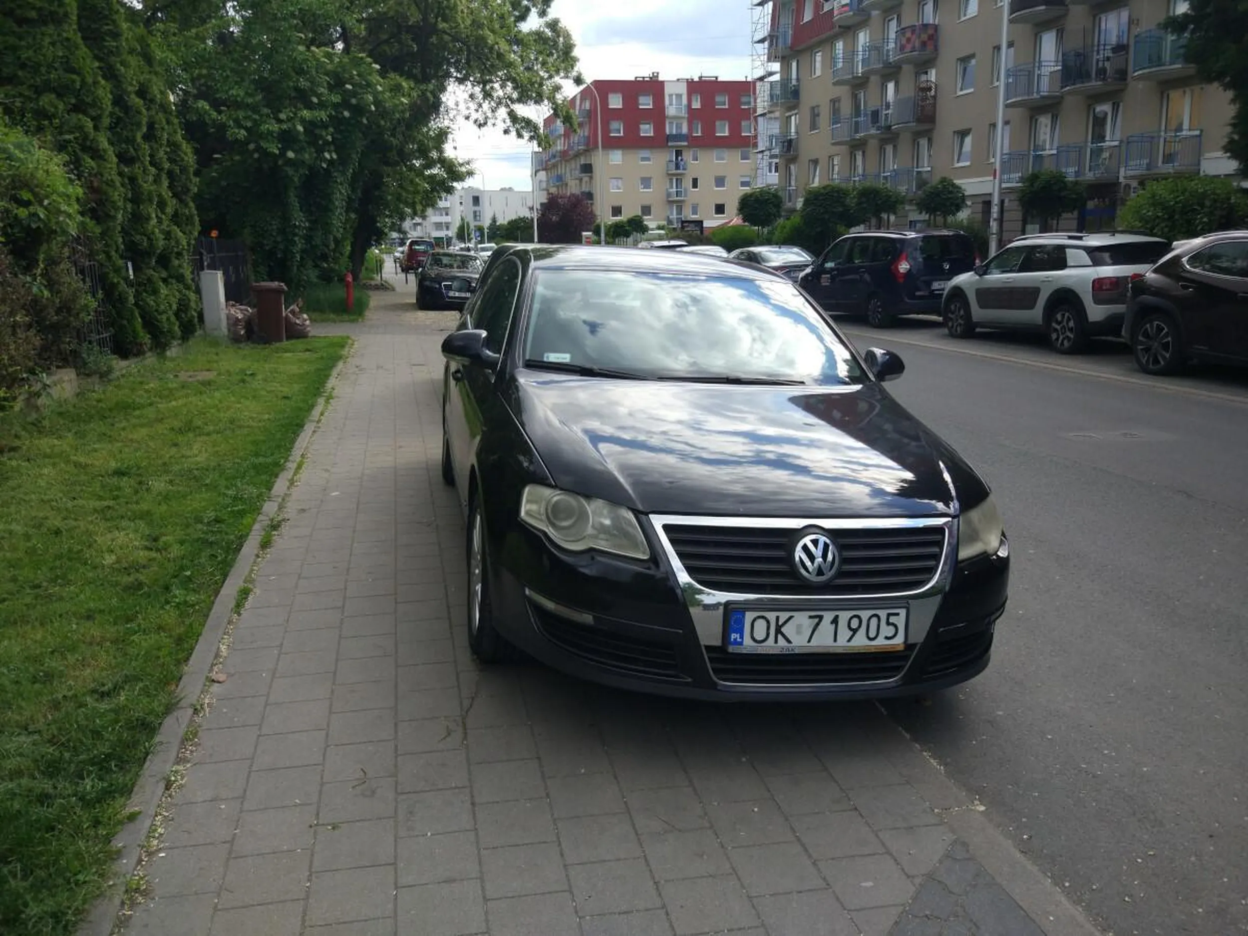 Parkuje na chodniku nie zostawiając pieszym 1,5m wolnego miejsca