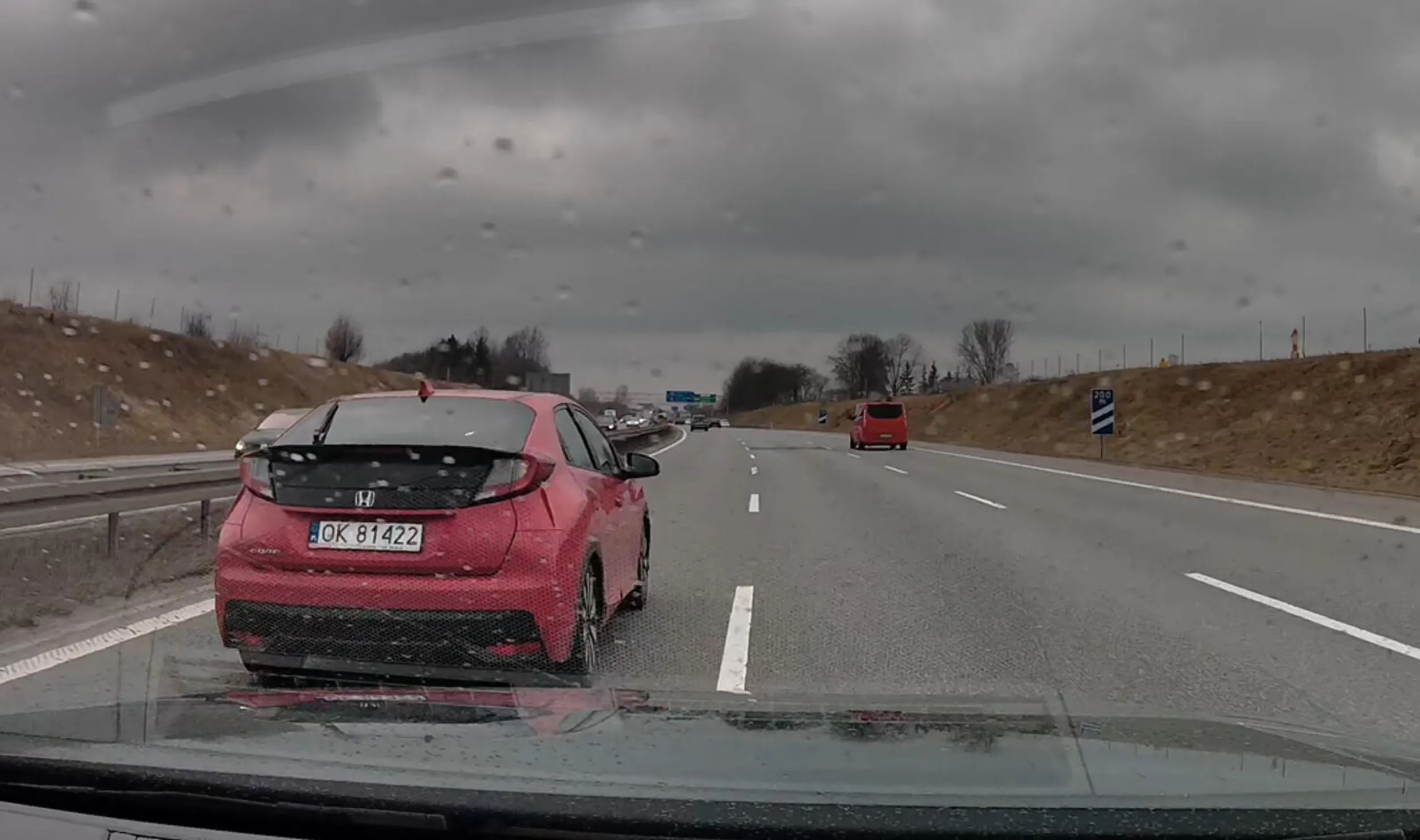 król lewego pasa, ani myśli zjechać na prawy