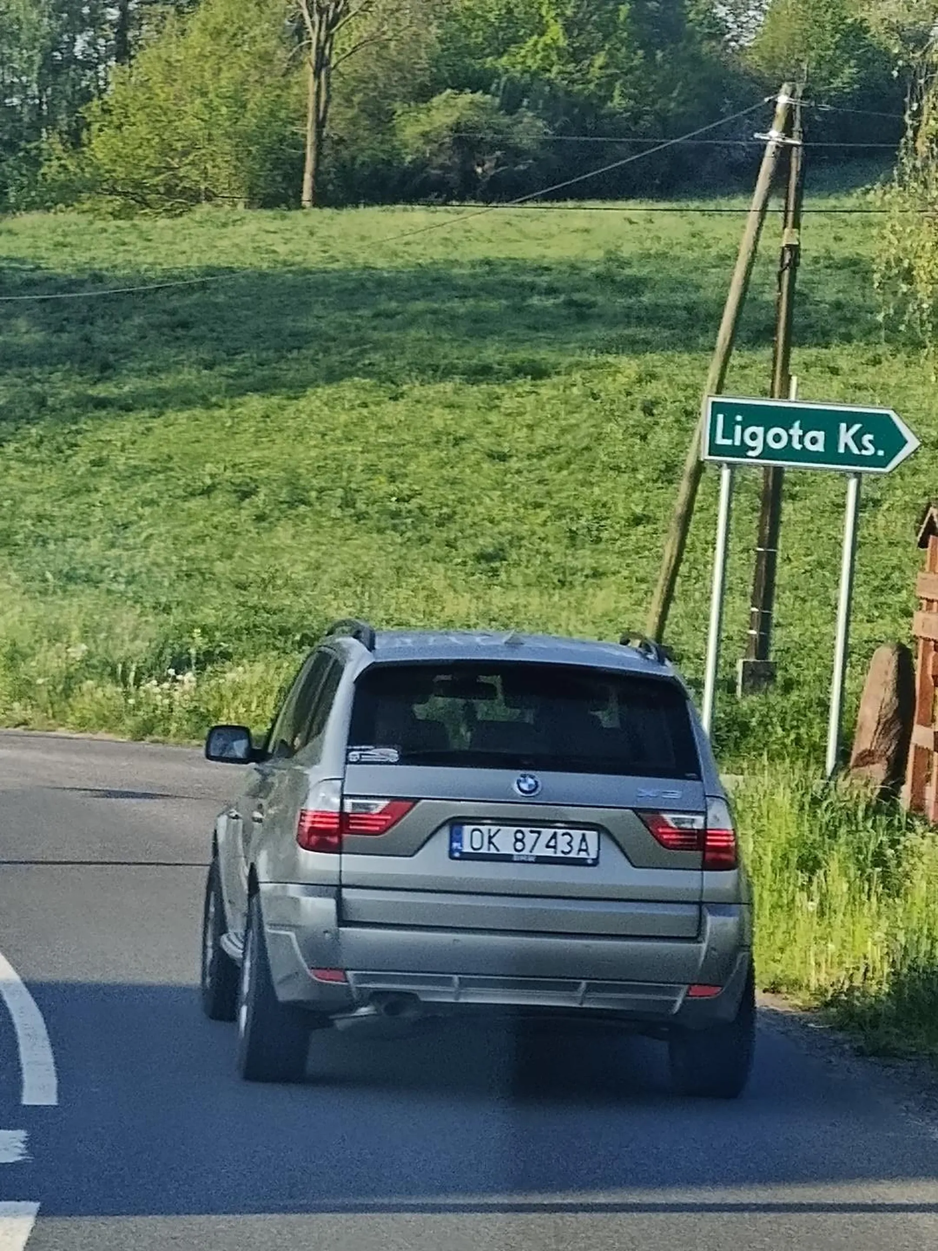 Zyeb z starej X3 który zajeżdża drogę i pokazuje środowy palec